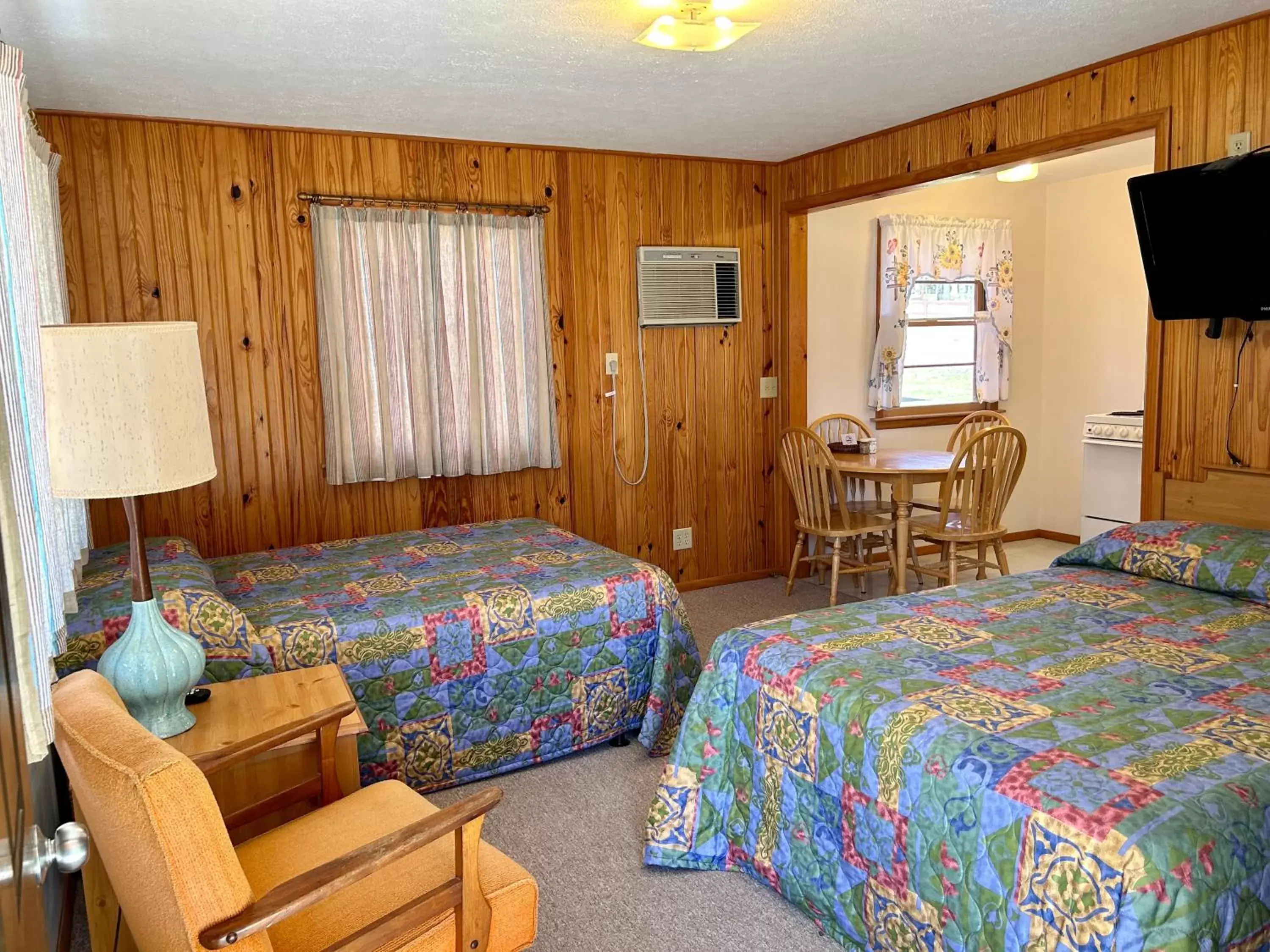 Bed in Driftwood Resort Bull Shoals