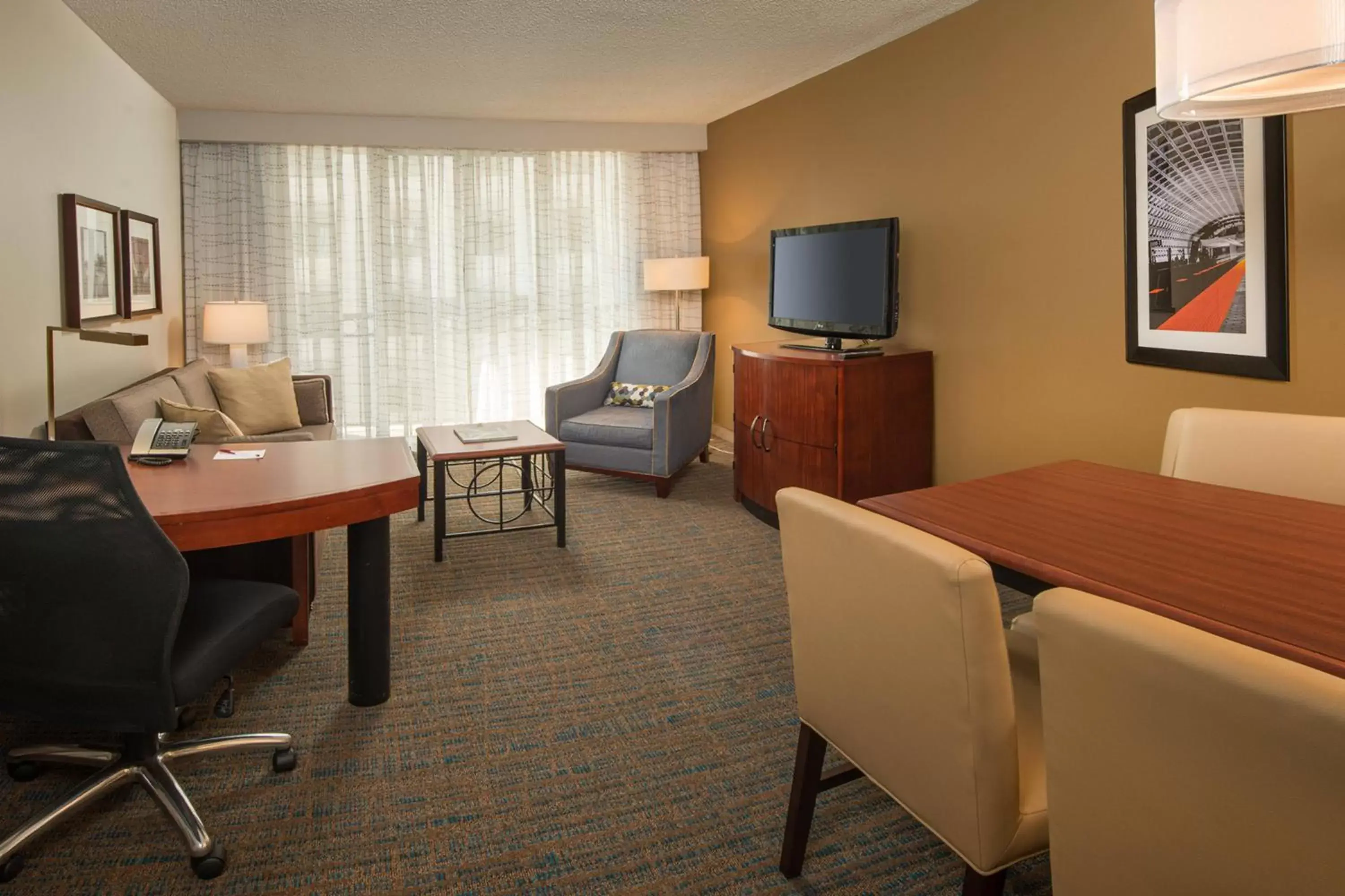 Living room, TV/Entertainment Center in Residence Inn Bethesda Downtown