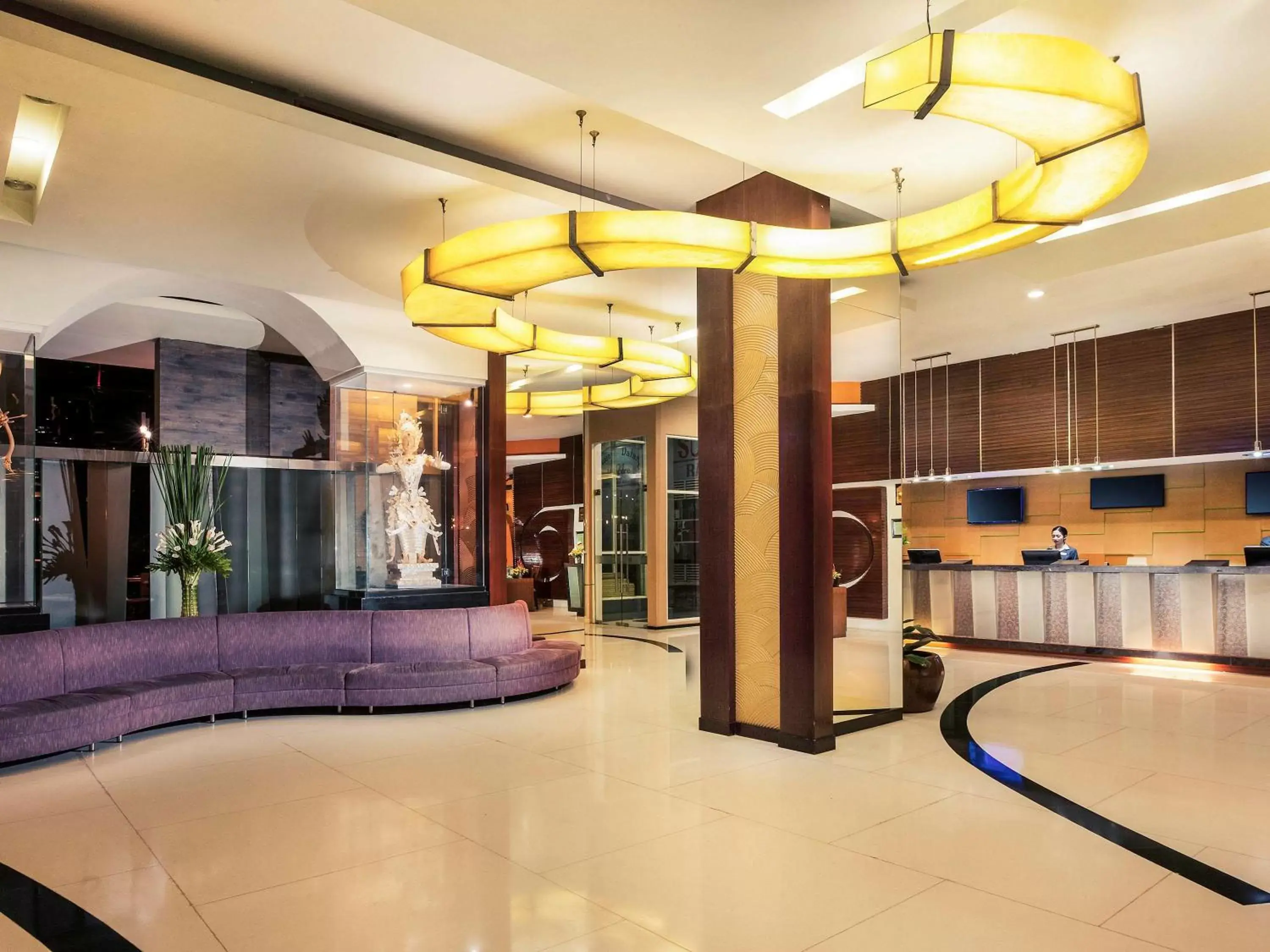 Property building, Lobby/Reception in Mercure Surabaya