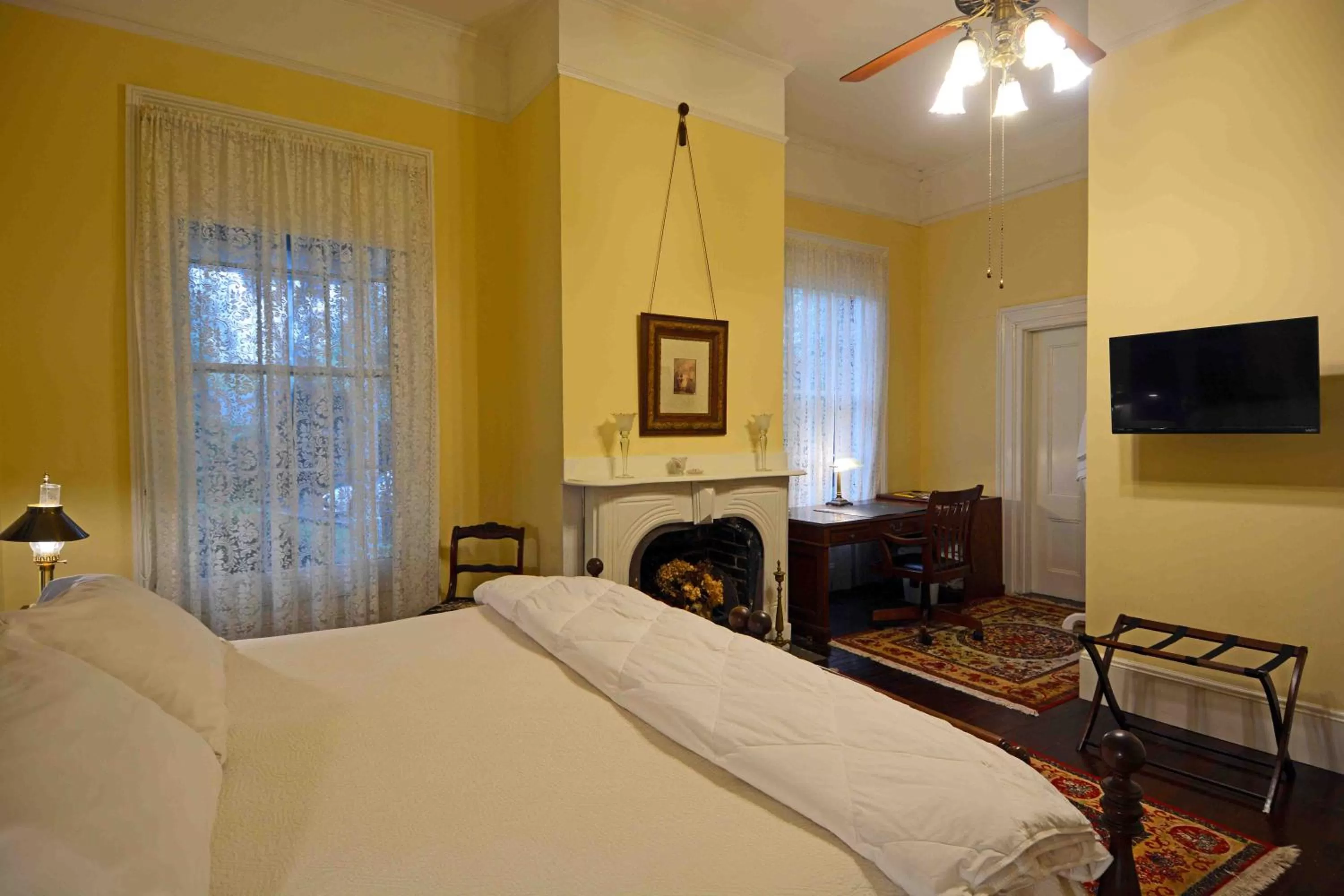 Photo of the whole room, Bed in 1872 Denham Inn