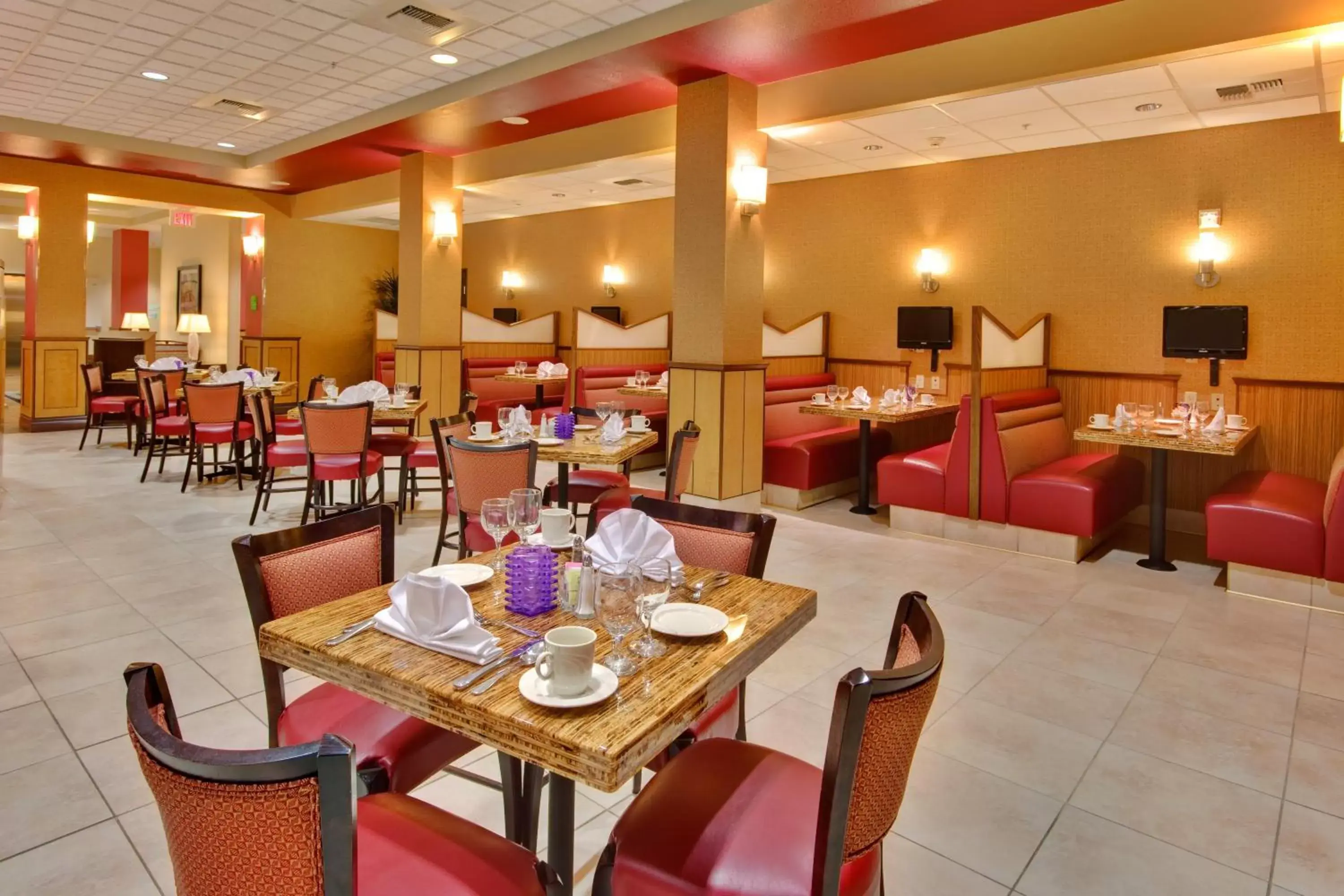 Restaurant/Places to Eat in Holiday Inn Hotel & Suites Bakersfield, an IHG Hotel