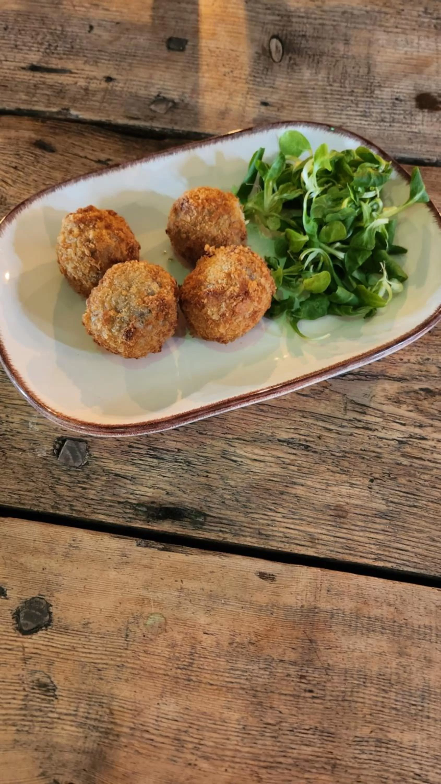 Restaurant/places to eat in Kew Gardens Hotel