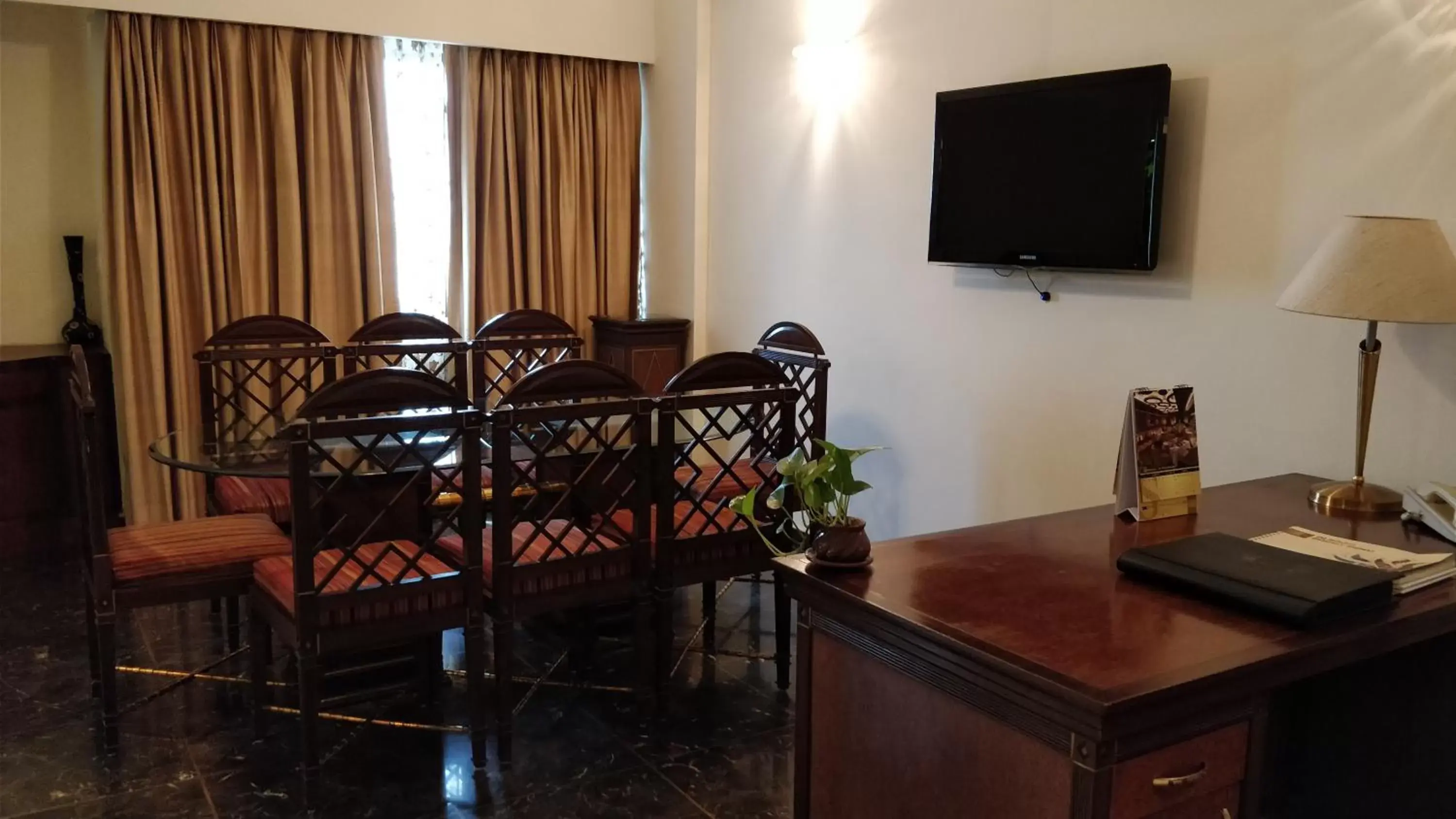Dining area, TV/Entertainment Center in The Suryaa Hotel New Delhi