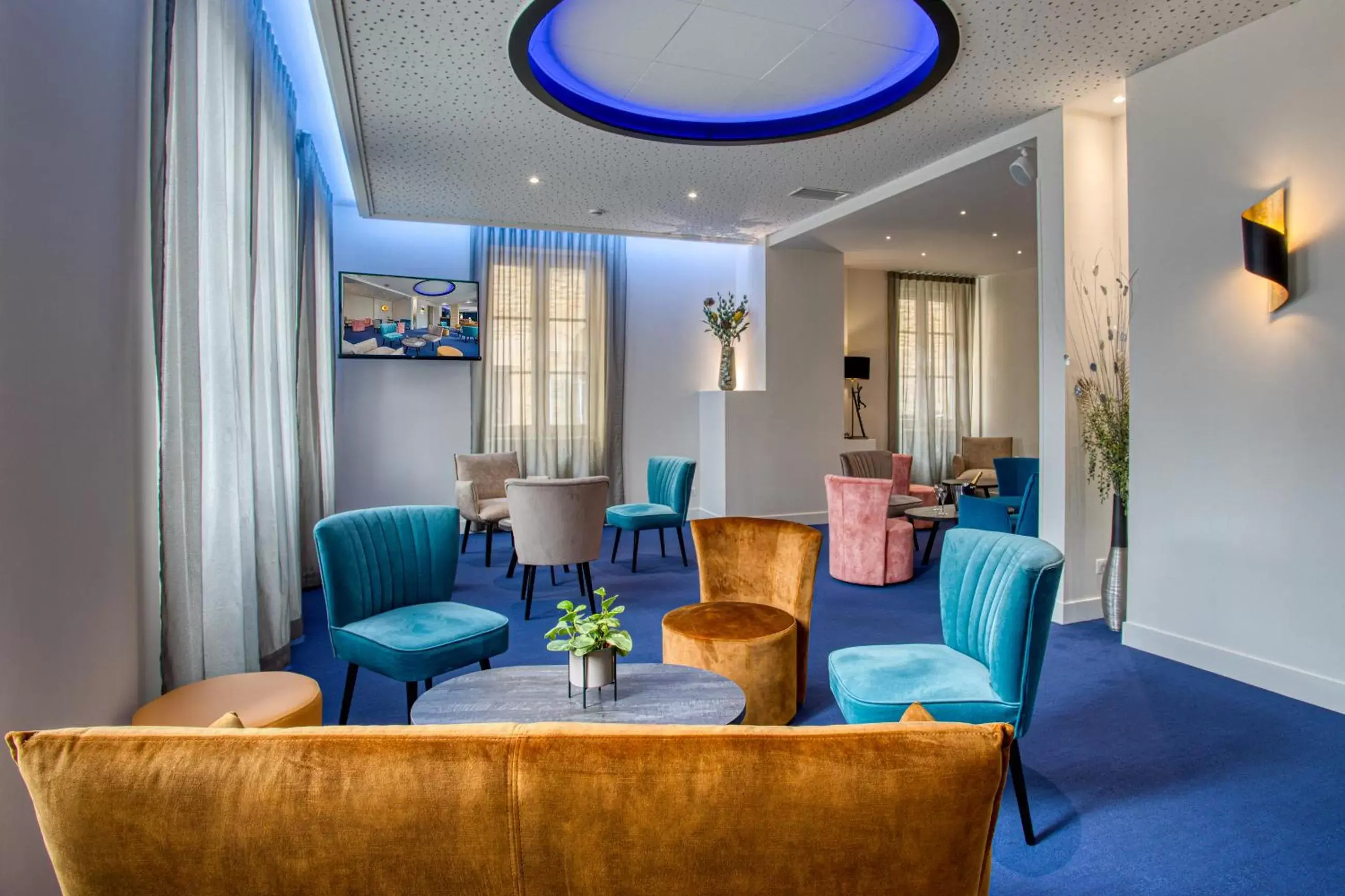 Communal lounge/ TV room, Lounge/Bar in Hôtel Montaigne
