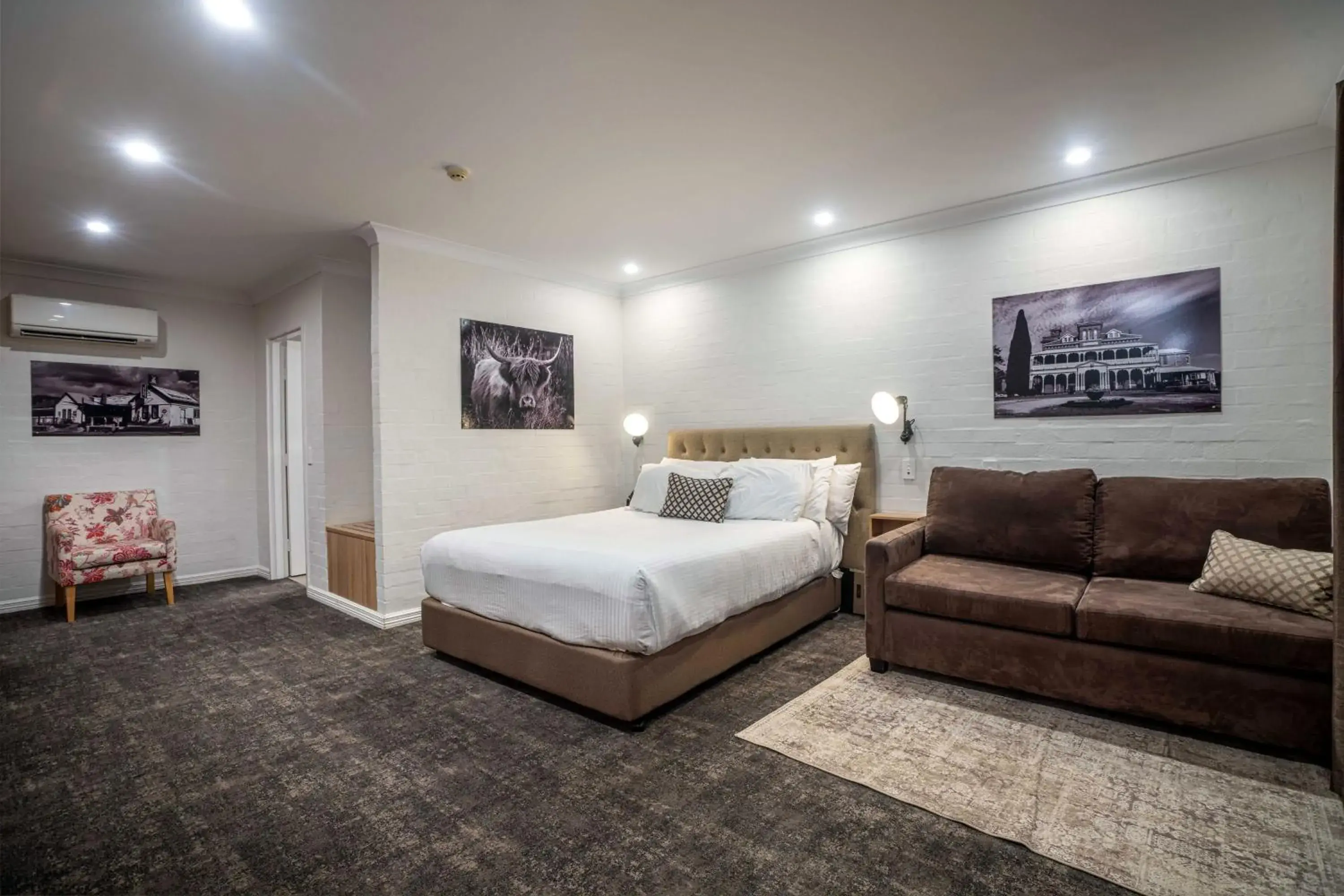 Photo of the whole room, Bed in Town Square Motel