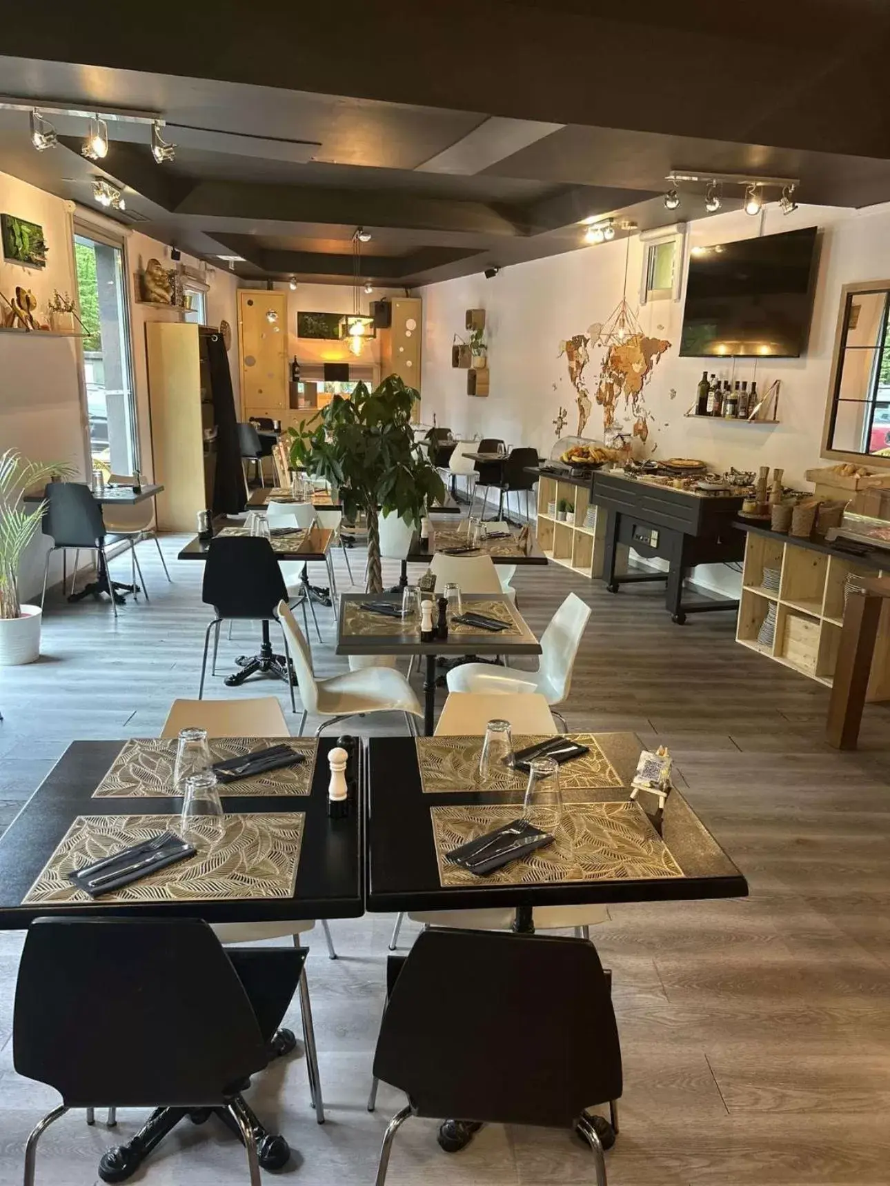 Restaurant/places to eat in Standing Hotel Suites by Actisource Restaurant/places to eat in Standing Hotel Suites by Actisource