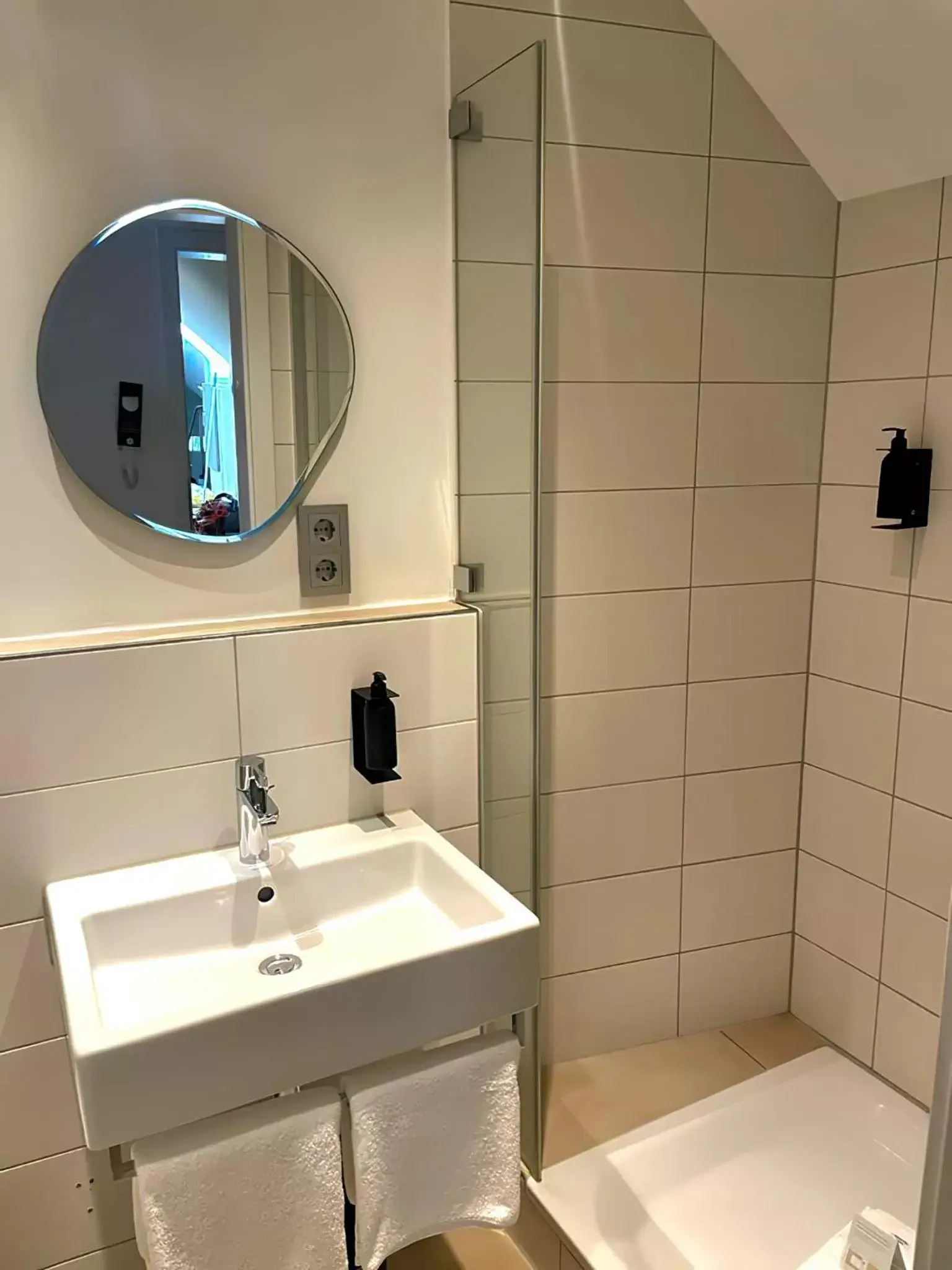 Shower, Bathroom in DK Hotel Deutscher Kaiser