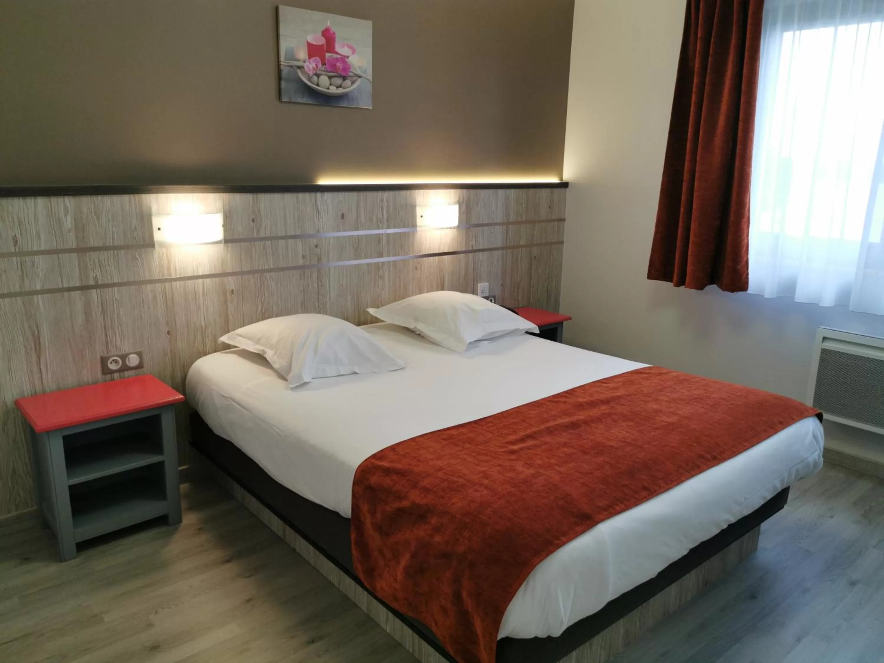 Bed in Hotel Restaurant Au Parc des Cigognes