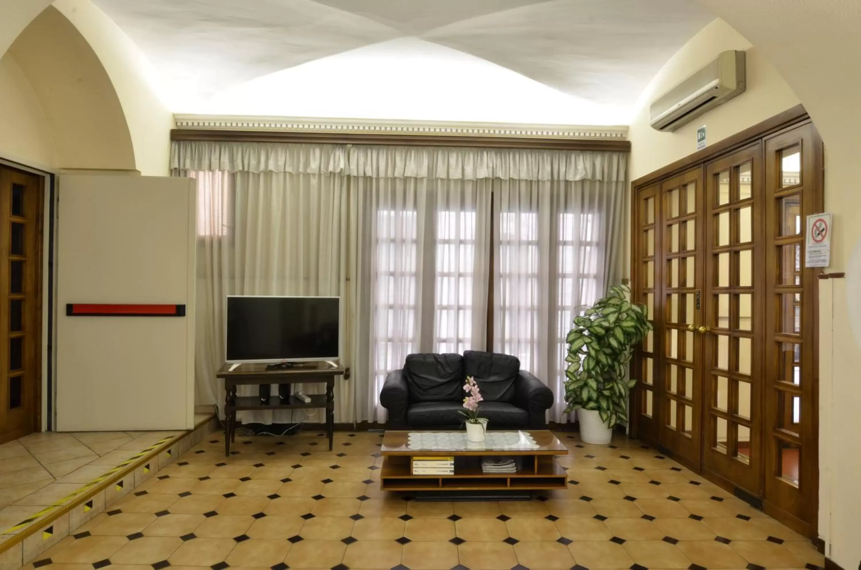 Communal lounge/ TV room, Lounge/Bar in Hotel Tirreno