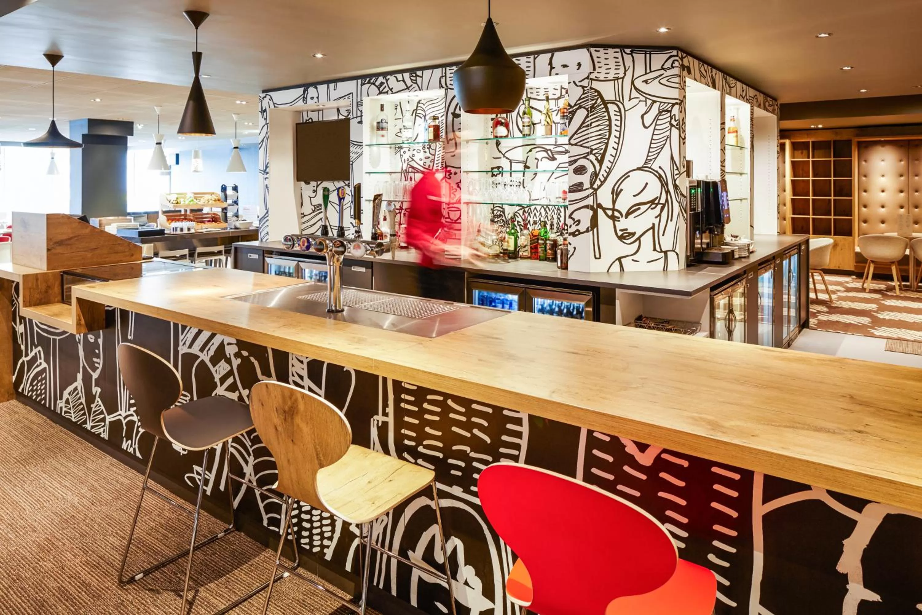 Lounge or bar in ibis London Heathrow Airport