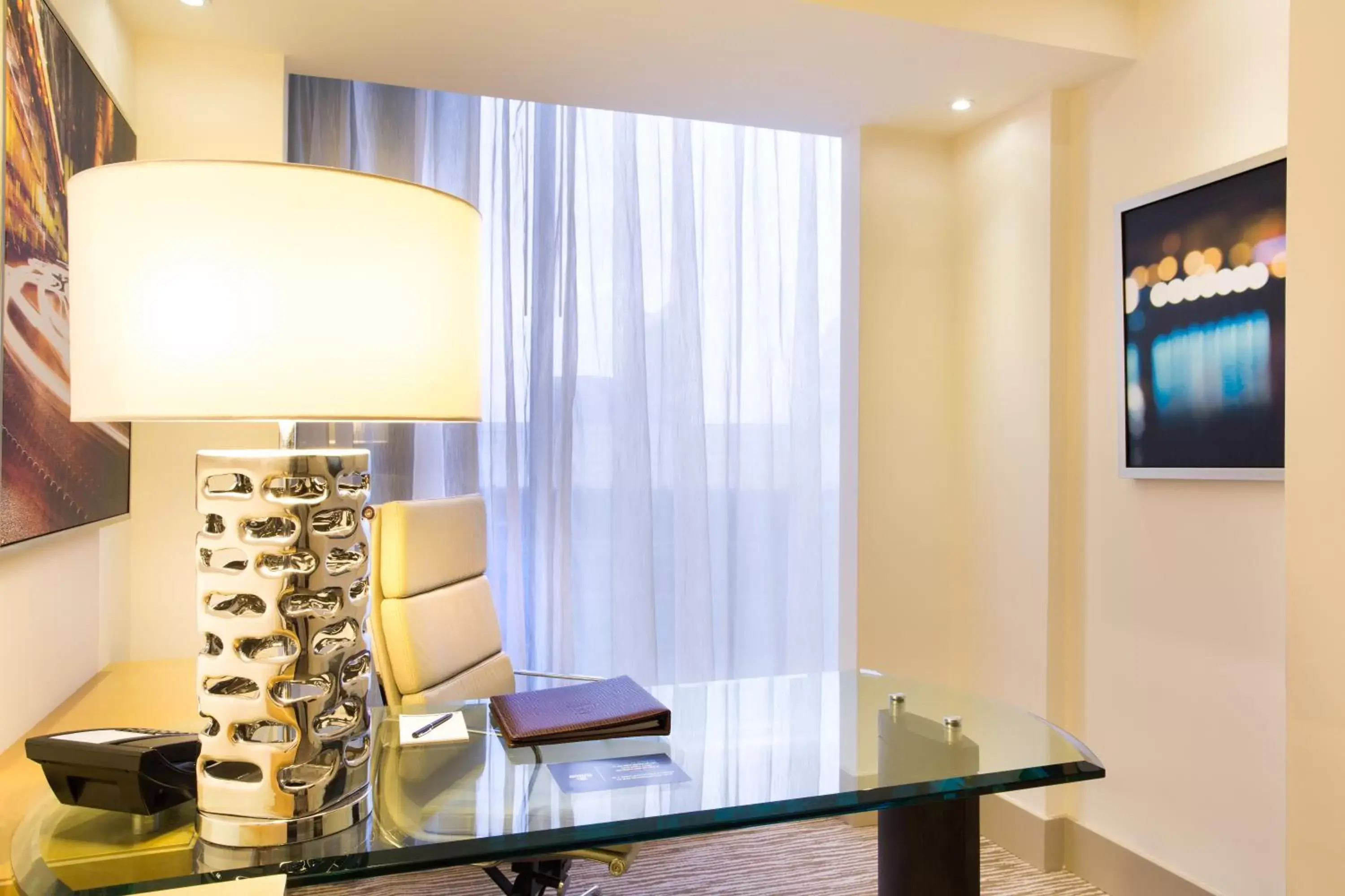 hair dresser, TV/Entertainment Center in Hilton Panama