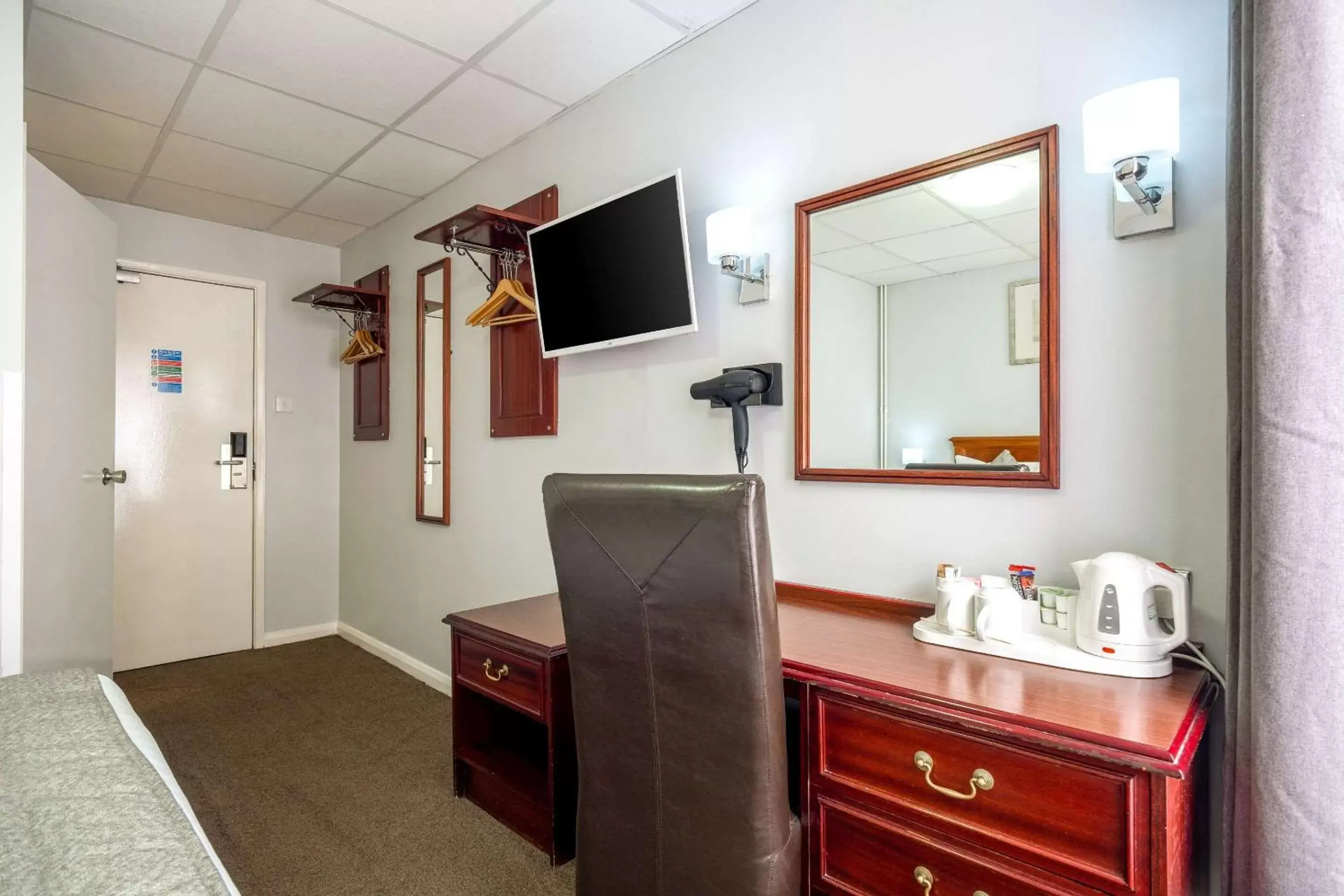 Bedroom, TV/Entertainment Center in Comfort Inn Birmingham