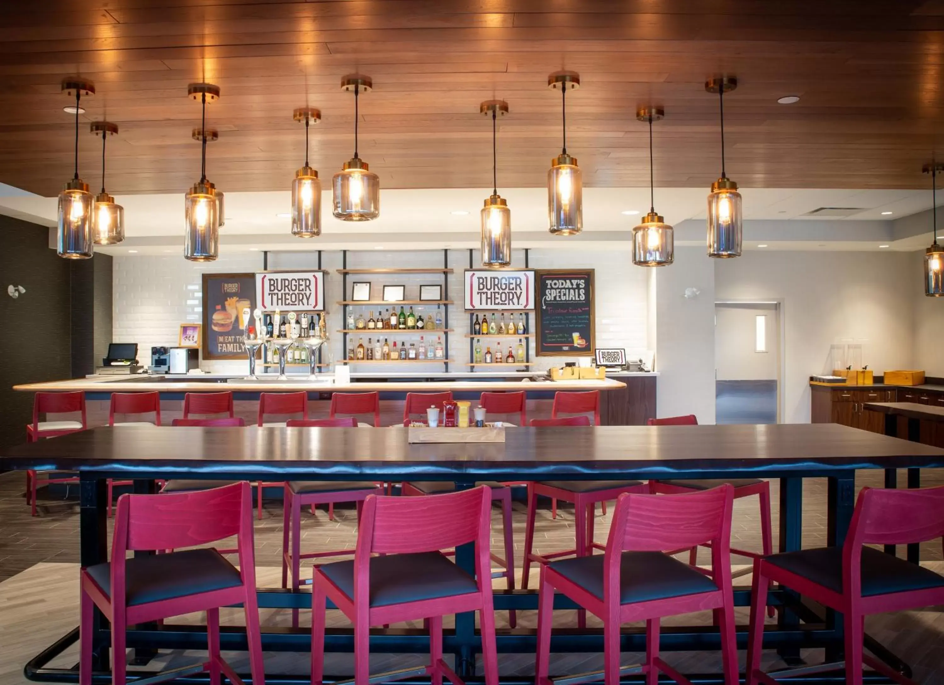 Lounge or bar, Lounge/Bar in Holiday Inn Edmonton South - Evario Events, an IHG Hotel