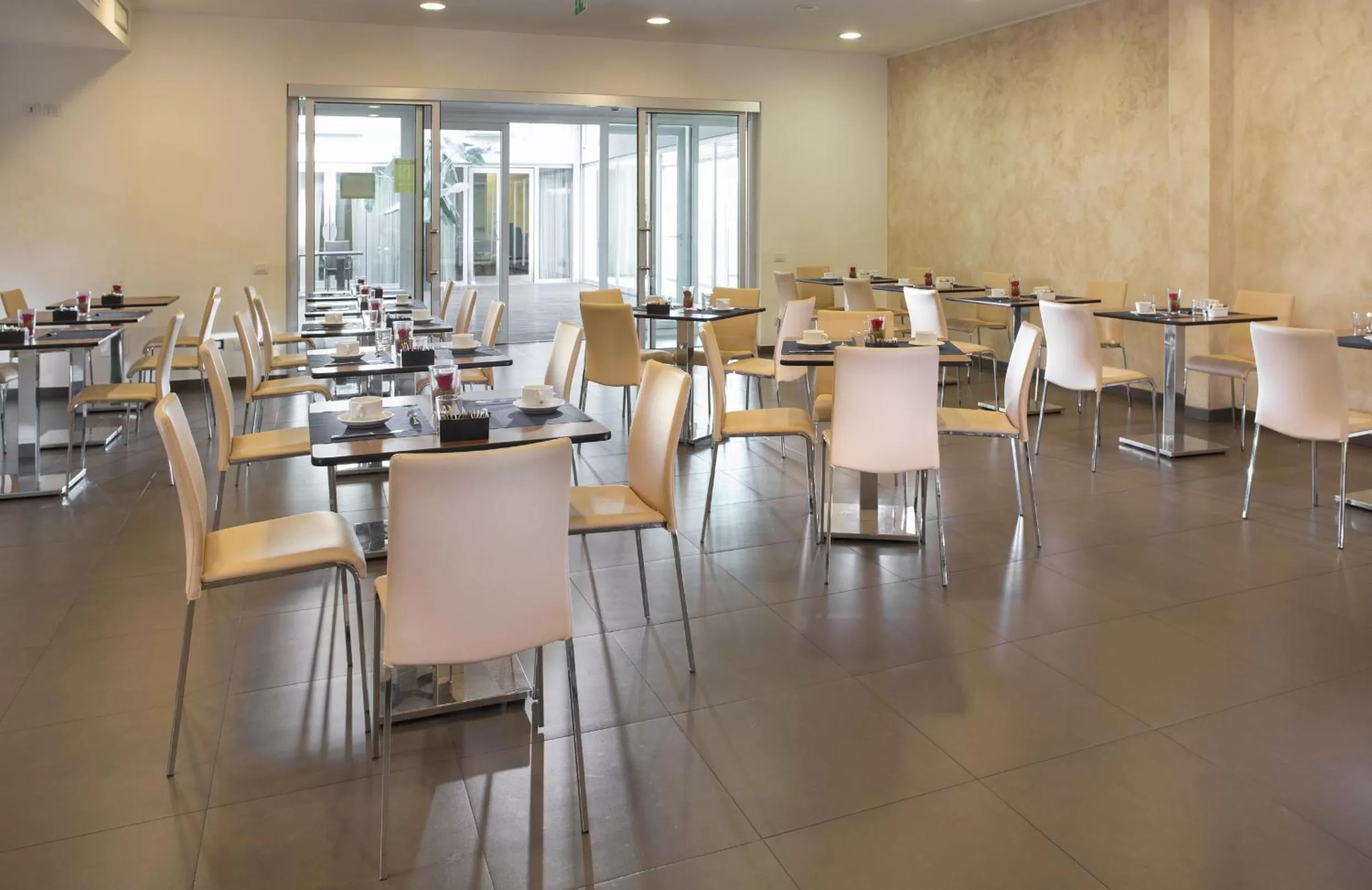 Restaurant/places to eat in Hotel Cube