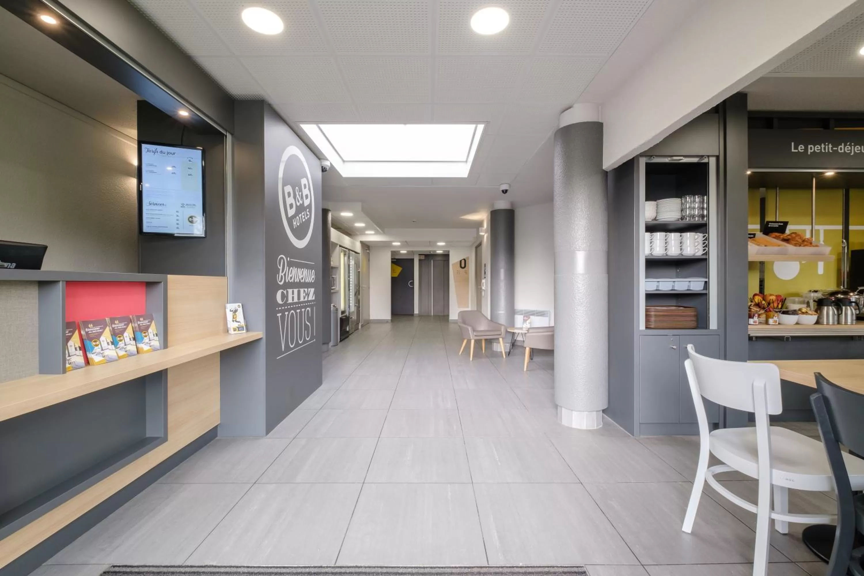Lobby or reception in B&B HOTEL Calais Centre St Pierre