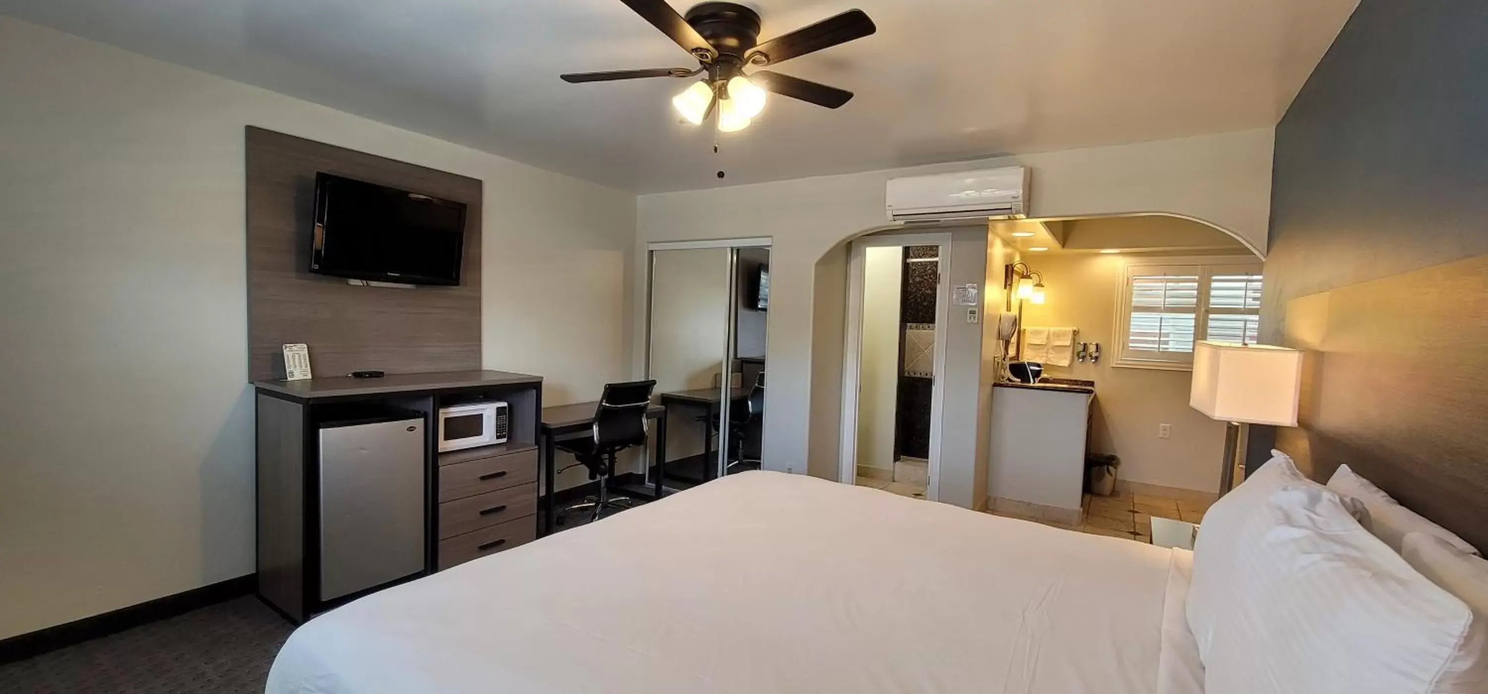Photo of the whole room, Bed in Beachwalker Inn & Suites