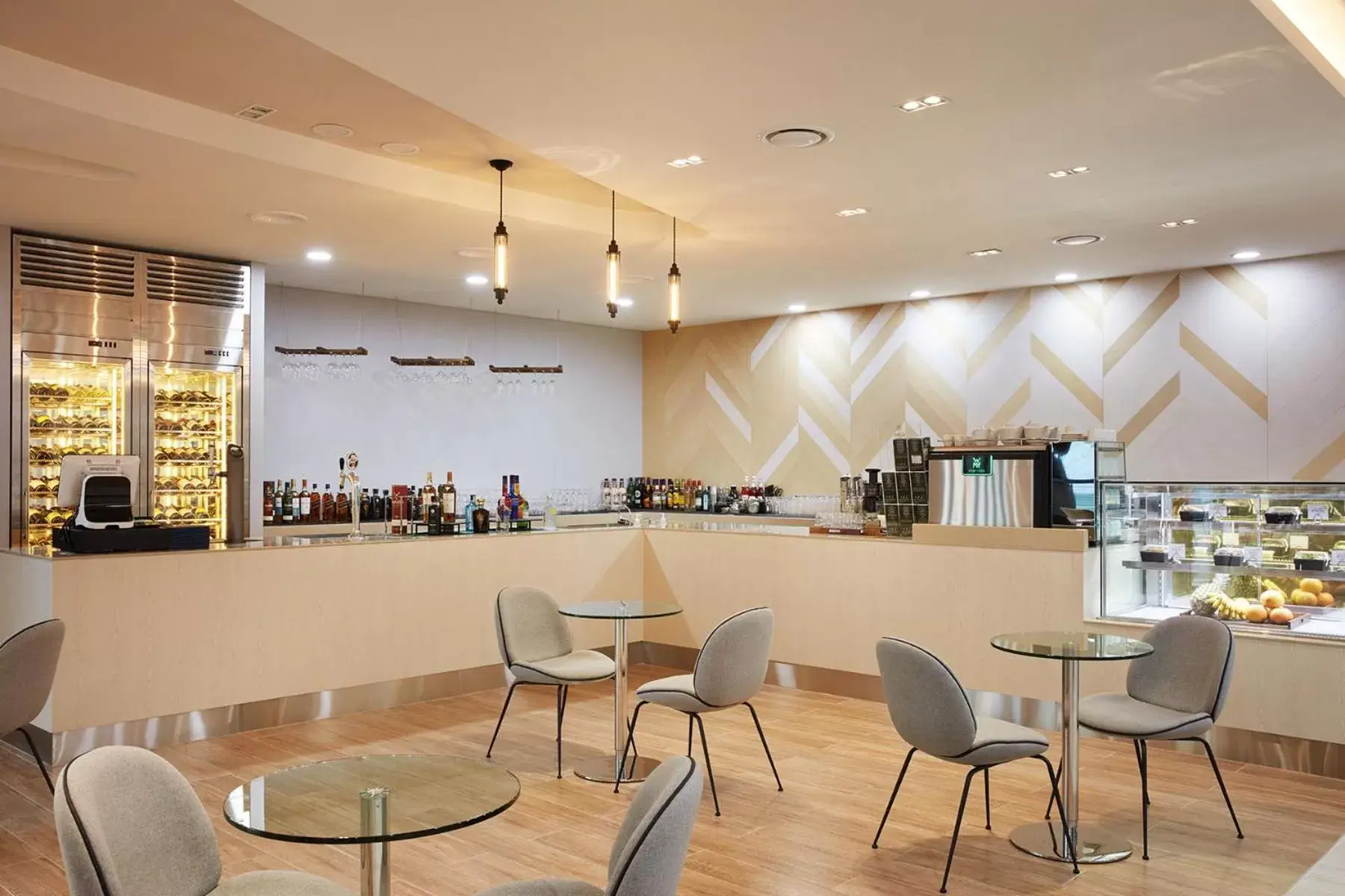 Lounge or bar, Restaurant/Places to Eat in Days Hotel & Suites by Wyndham Incheon Airport