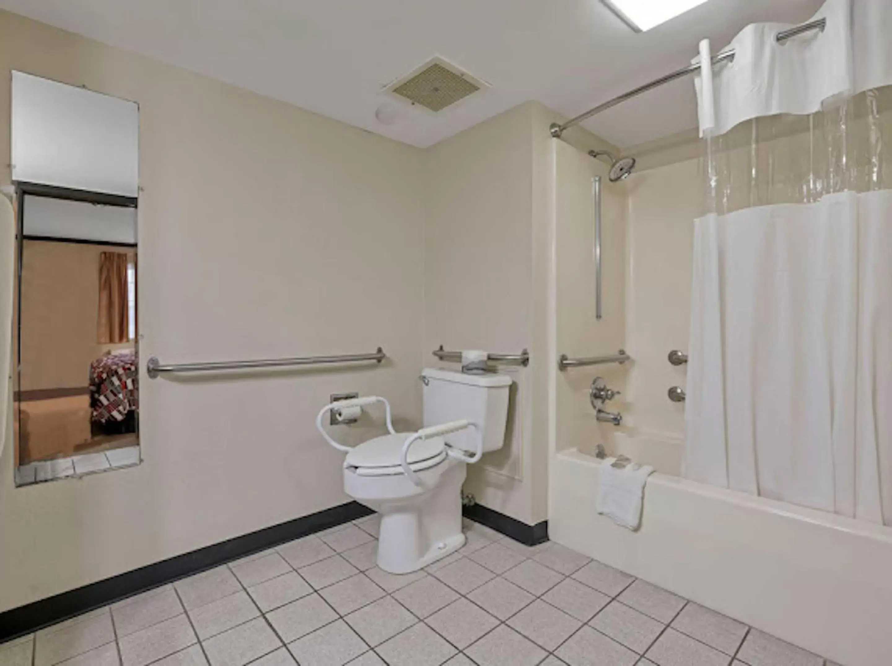 Bathroom in Red Roof Inn Uhrichsville