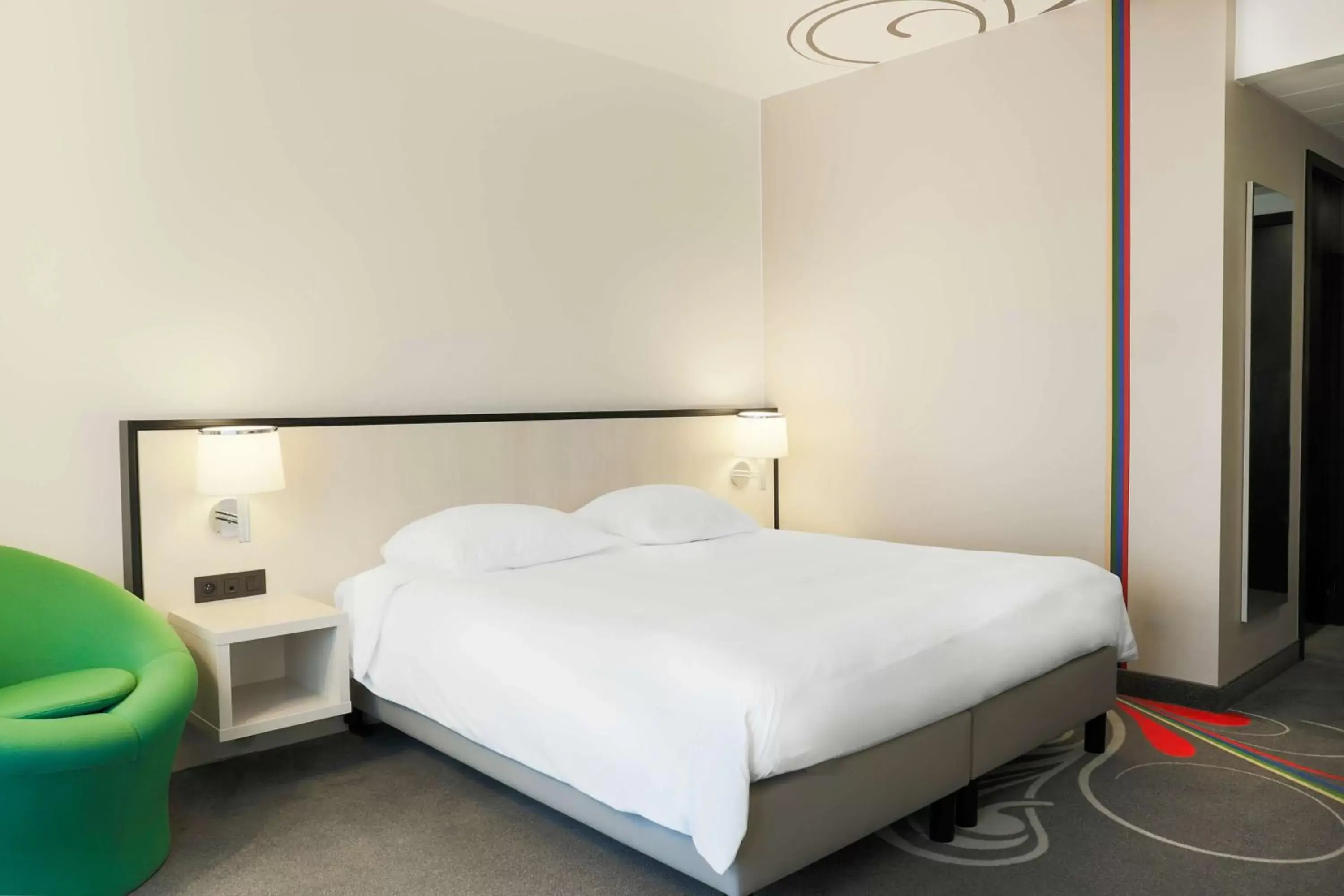 Bathroom, Bed in Hotel Park Inn by Radisson Brussels Midi