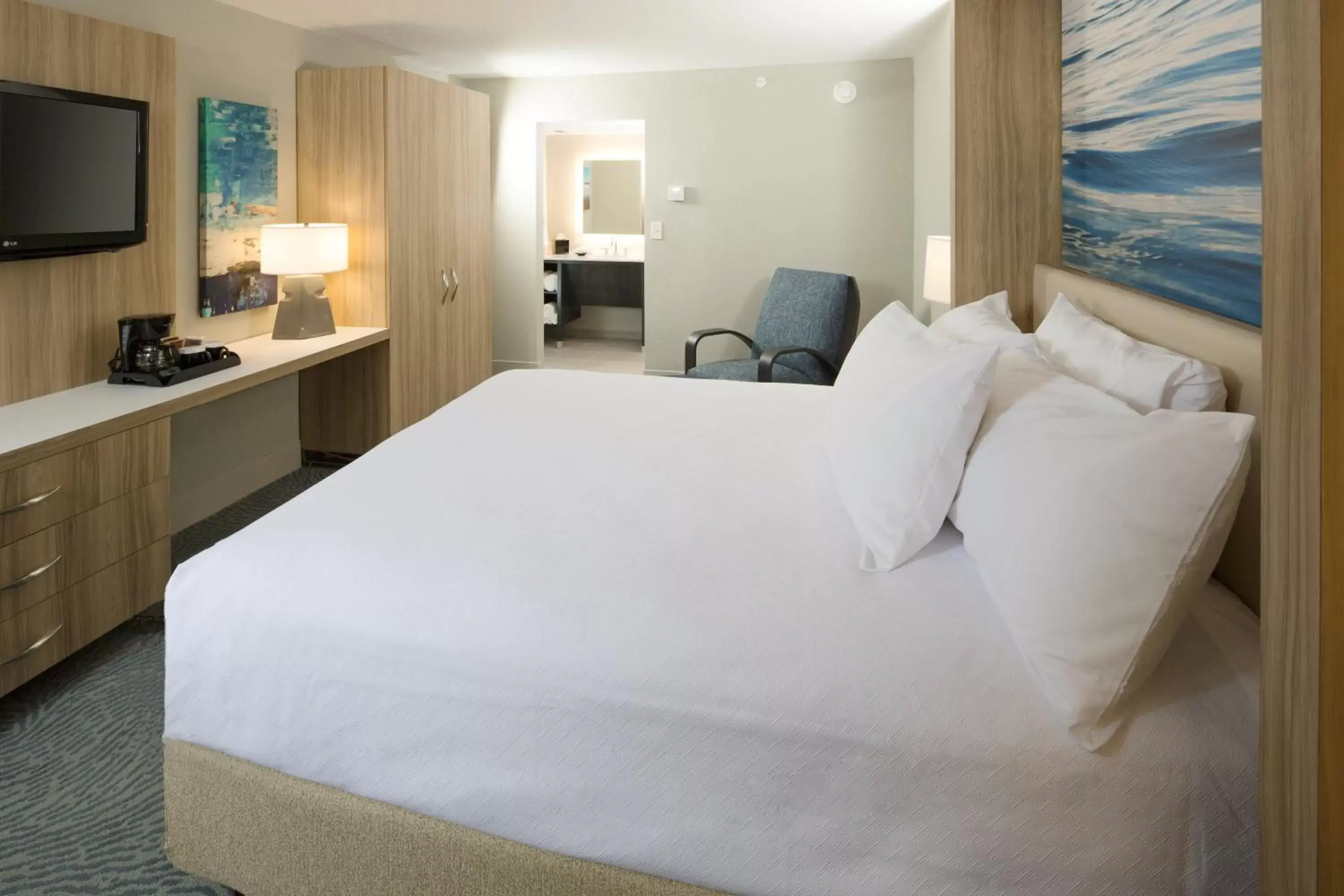 Photo of the whole room, Bed in Crowne Plaza Melbourne-Oceanfront, an IHG Hotel
