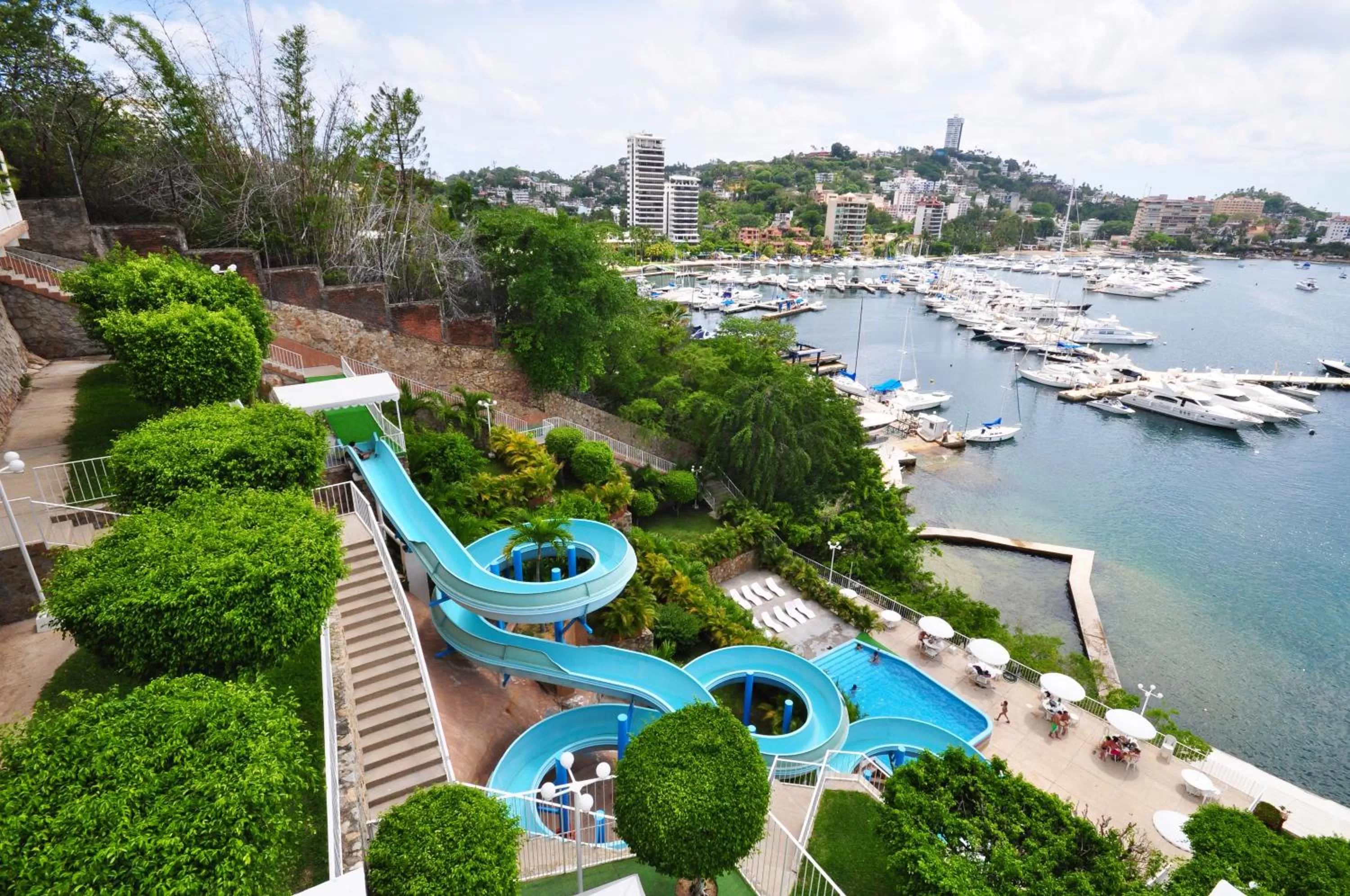 Aqua park in Alba Suites Acapulco