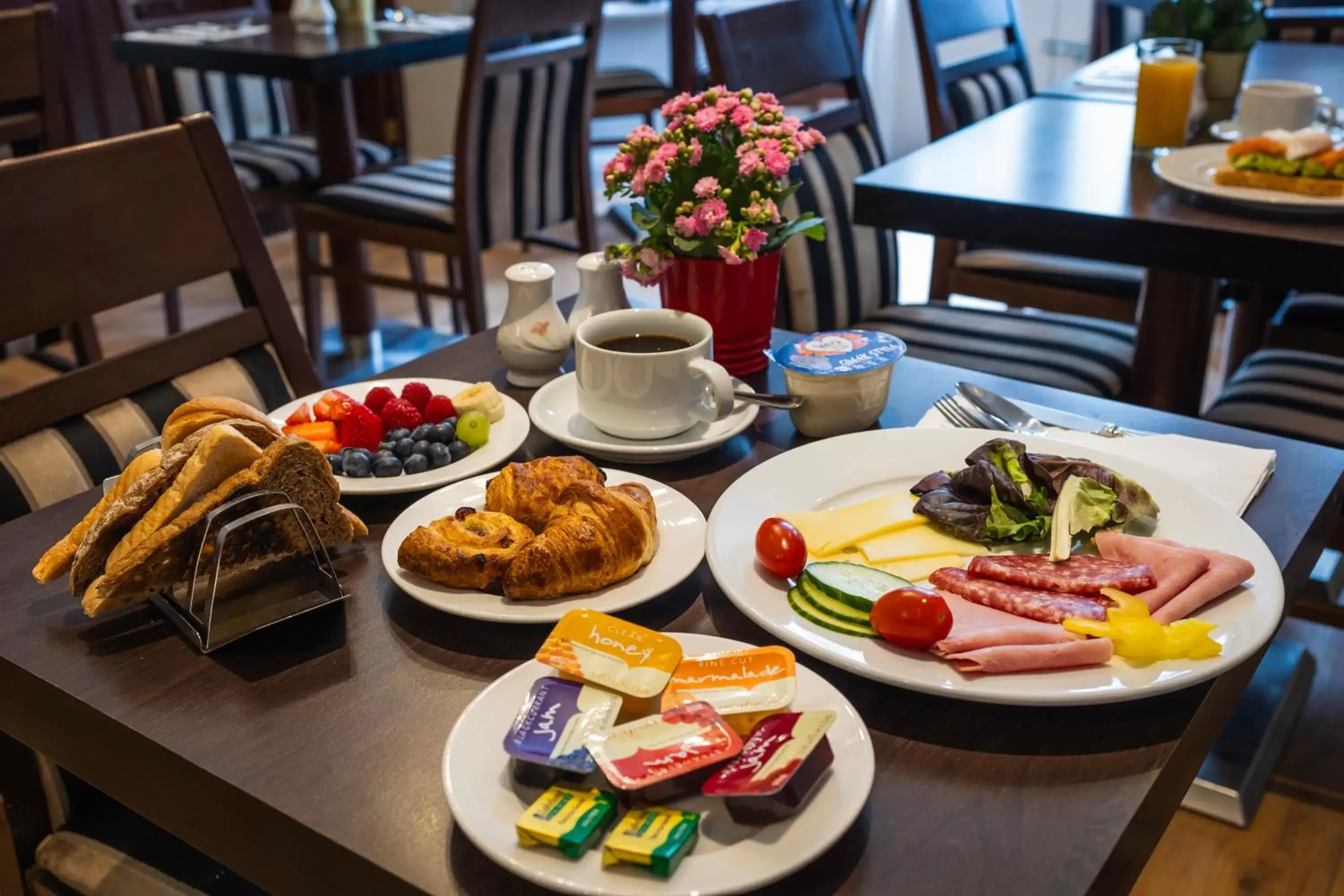 Breakfast in London Lodge Hotel