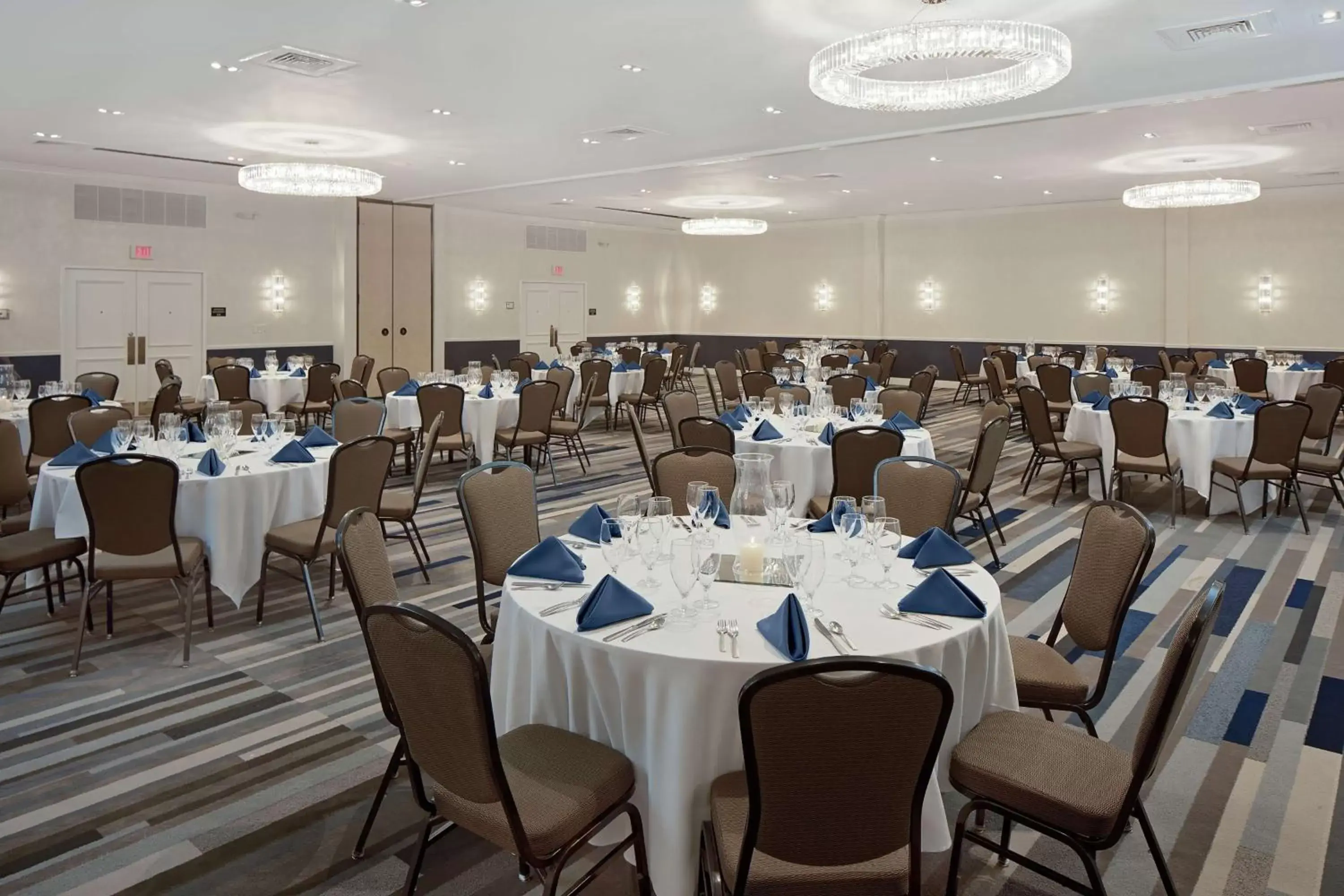 Dining area, Restaurant/Places to Eat in Hilton Nashville Airport