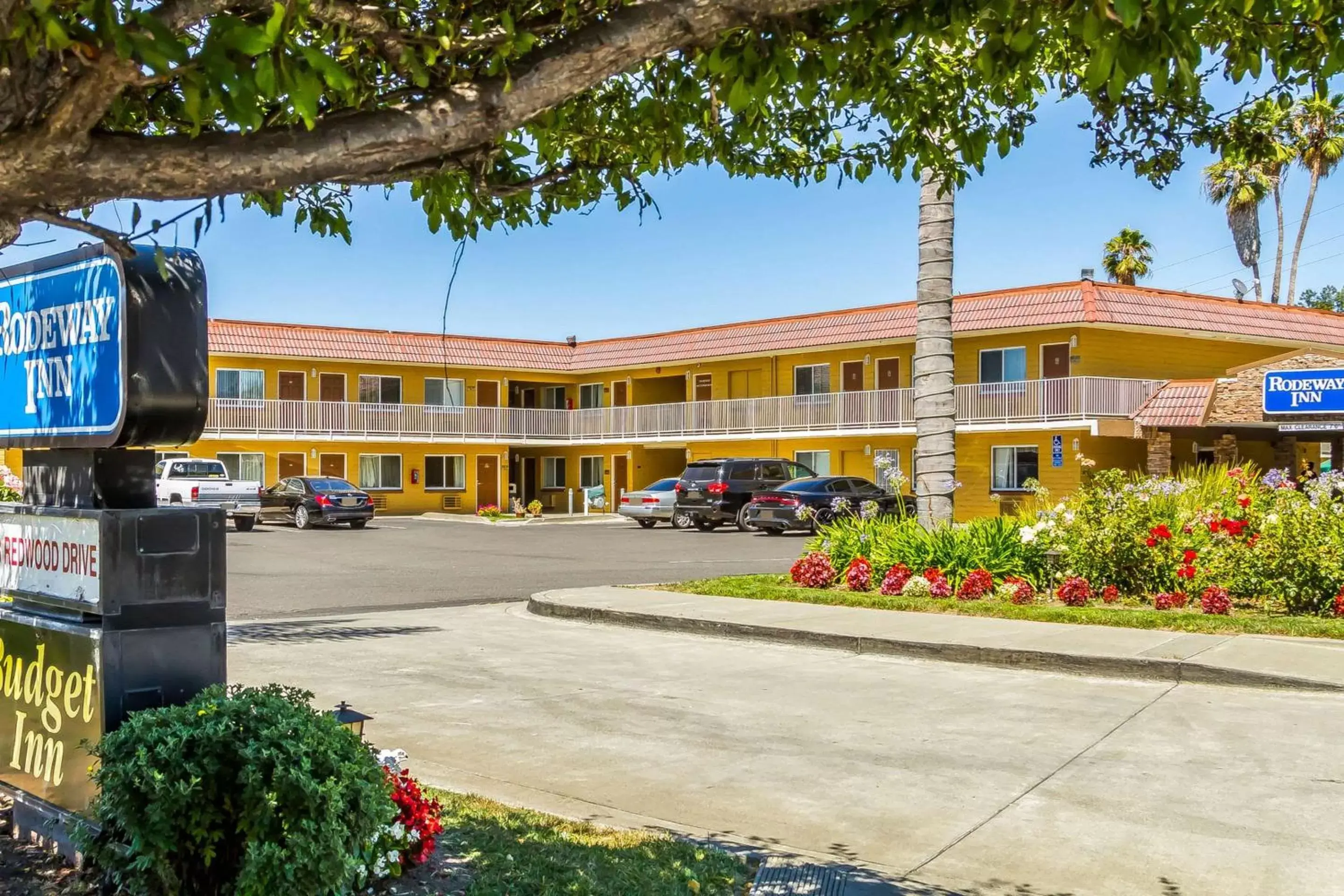 Property Building in Rodeway Inn - Rohnert Park