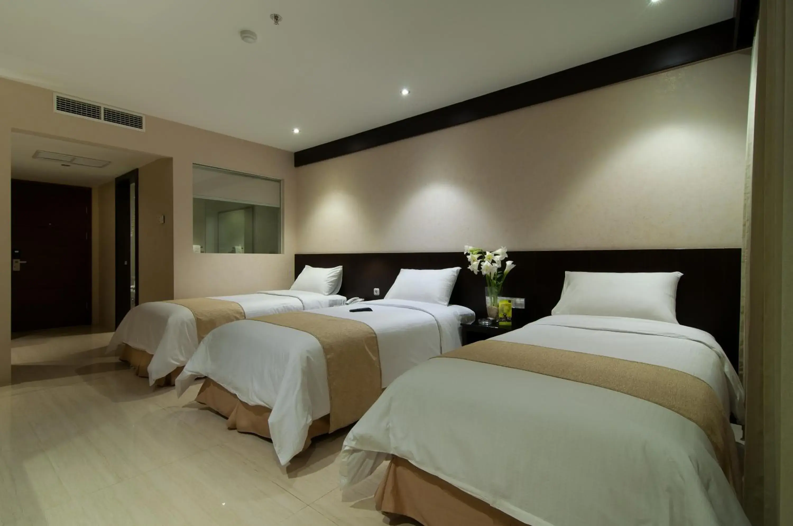 Toilet, Bed in Aria Gajayana Hotel