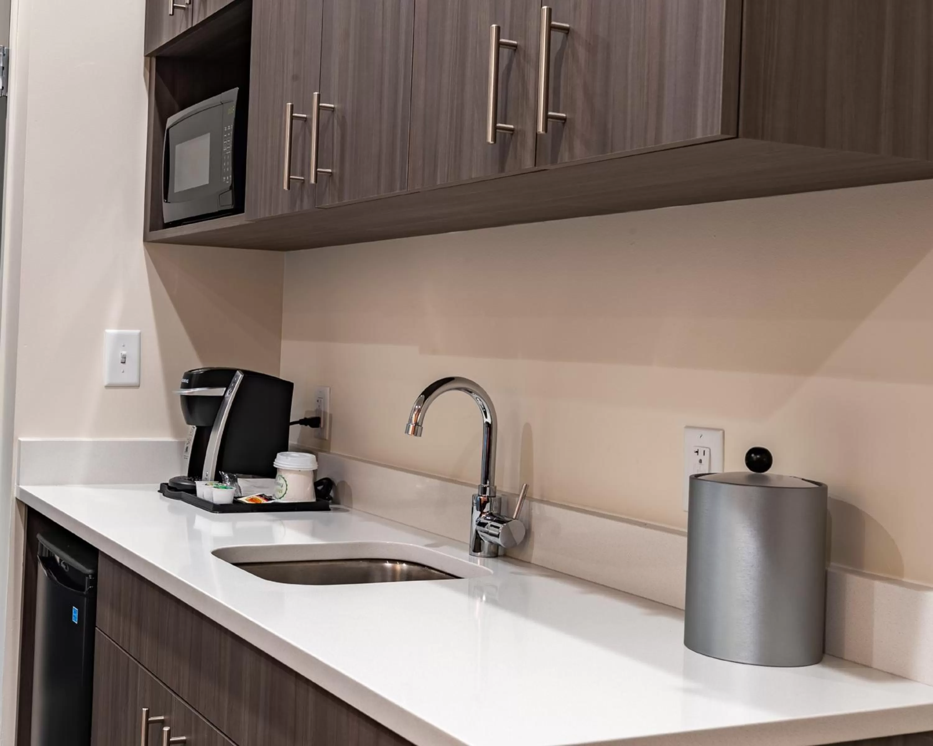 Kitchen or kitchenette in Holiday Inn & Suites Atlanta Perimeter Dunwoody, an IHG Hotel
