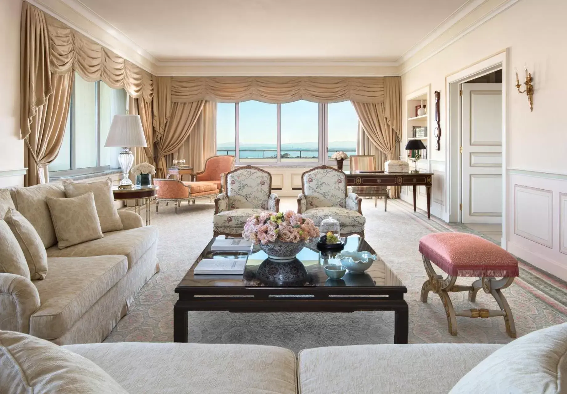 Living room, Seating Area in Four Seasons Hotel Ritz Lisbon