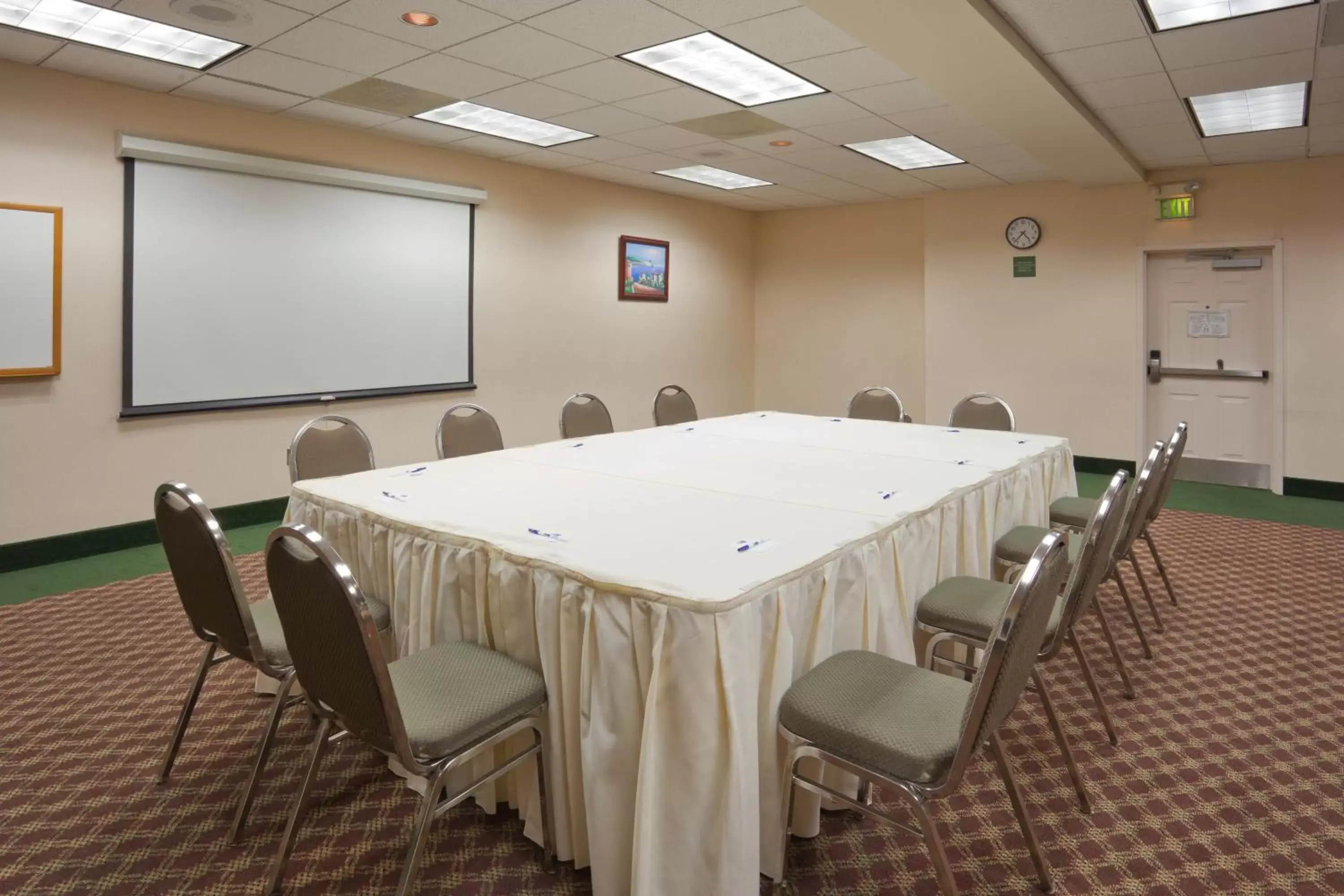 Meeting/conference room in Holiday Inn Express & Suites Tracy, an IHG Hotel