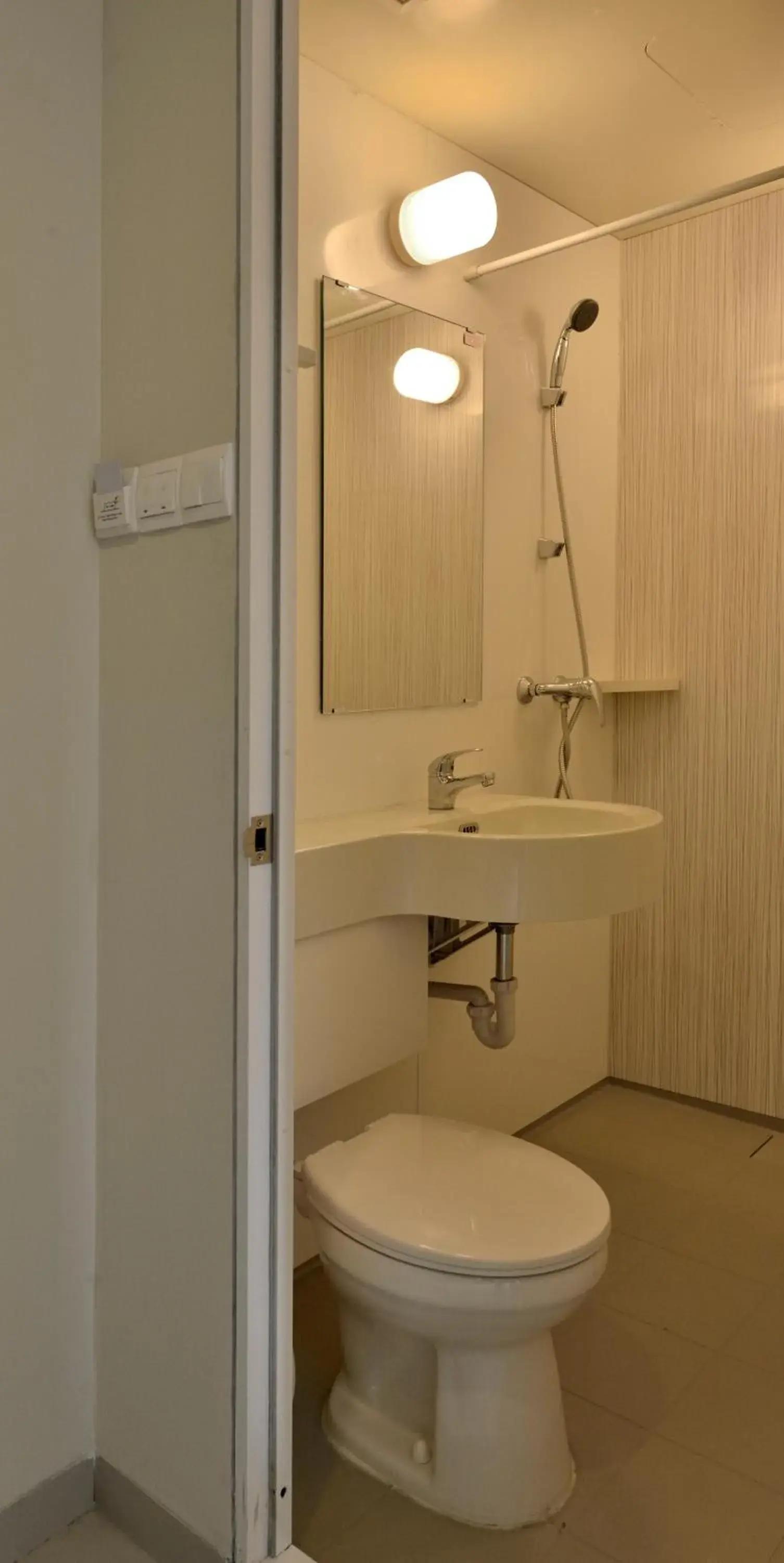 Shower, Bathroom in Zodiak MT Haryono by KAGUM Hotels
