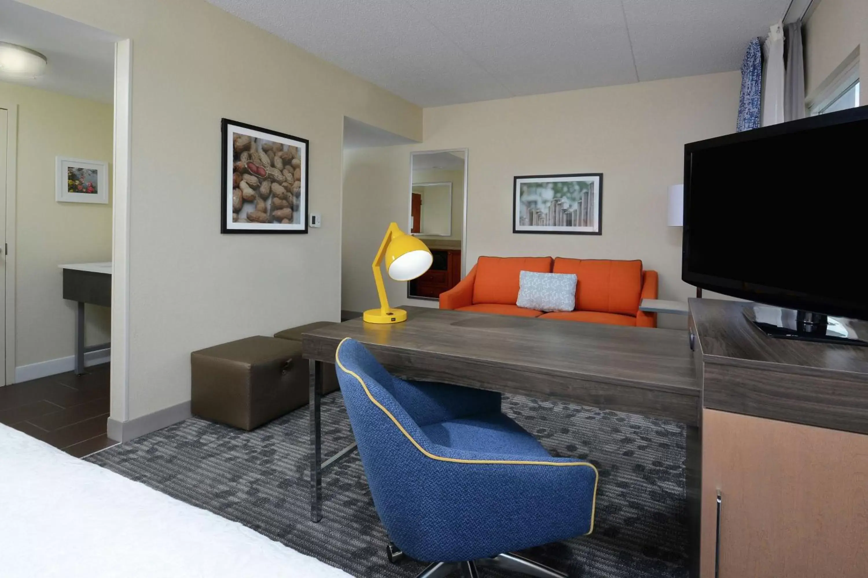 Bedroom, TV/Entertainment Center in Hampton Inn & Suites Clinton