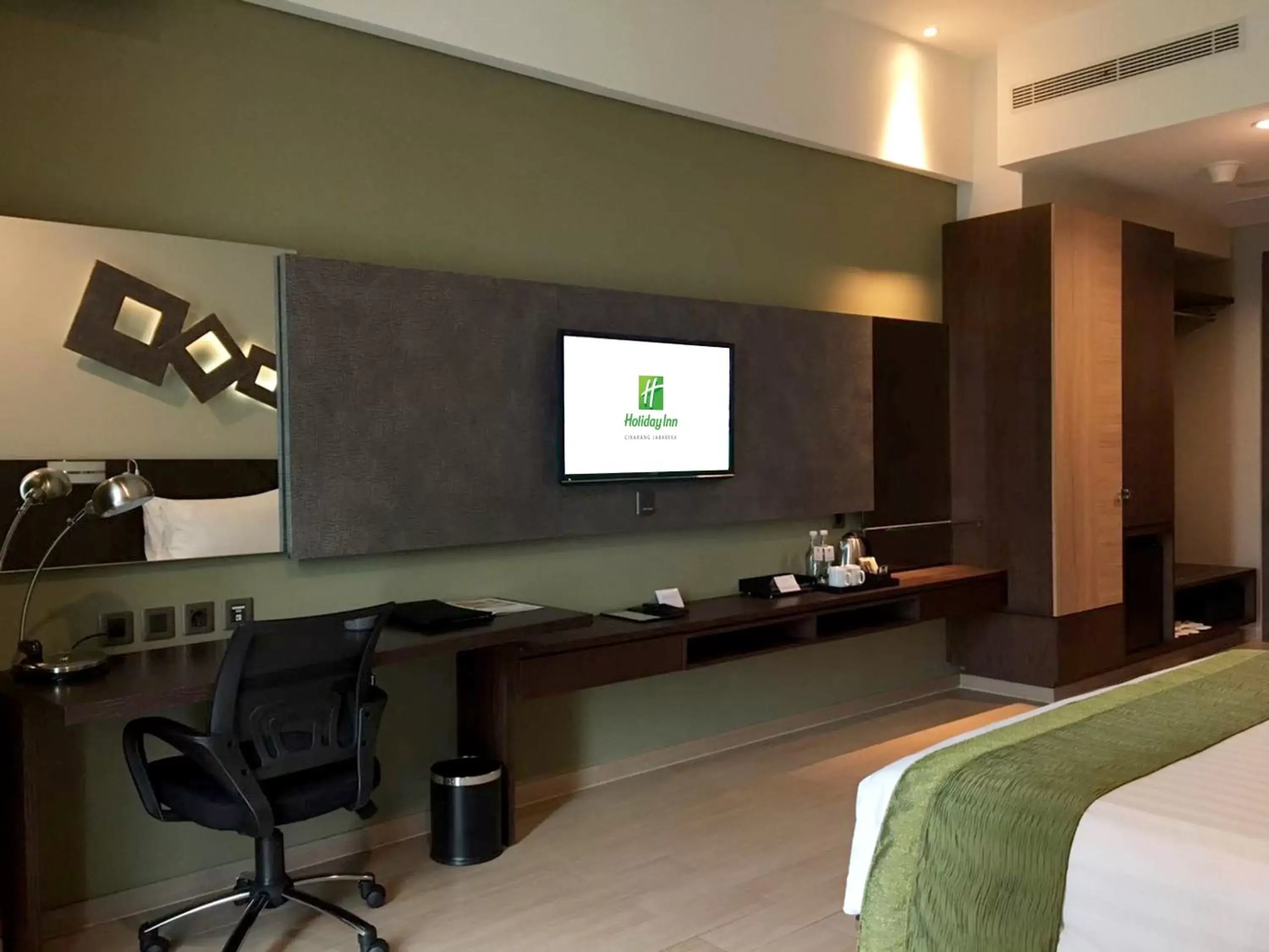 Photo of the whole room, TV/Entertainment Center in Holiday Inn Cikarang Jababeka, an IHG Hotel