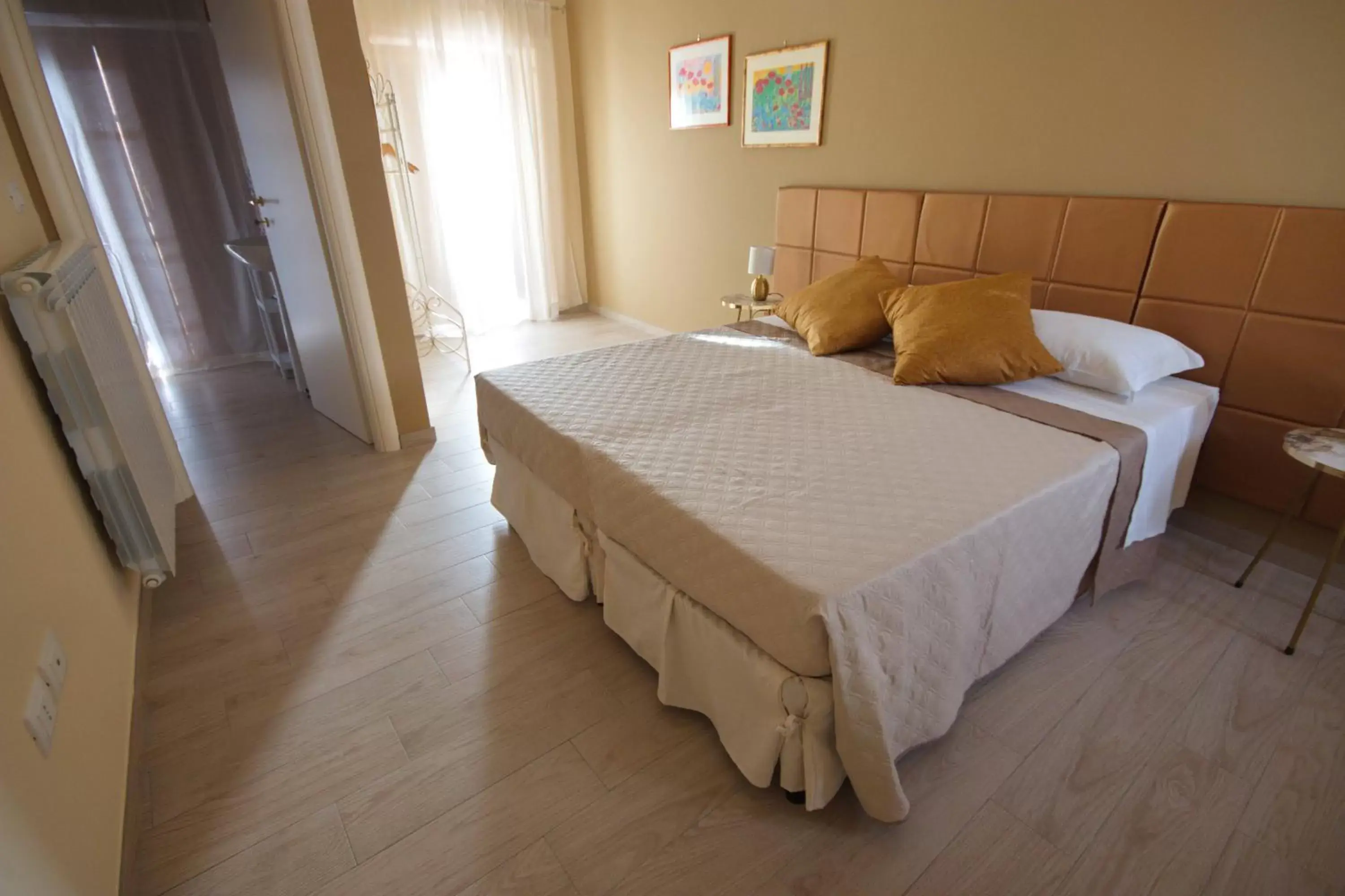 Property building, Bed in Dimora Offidius