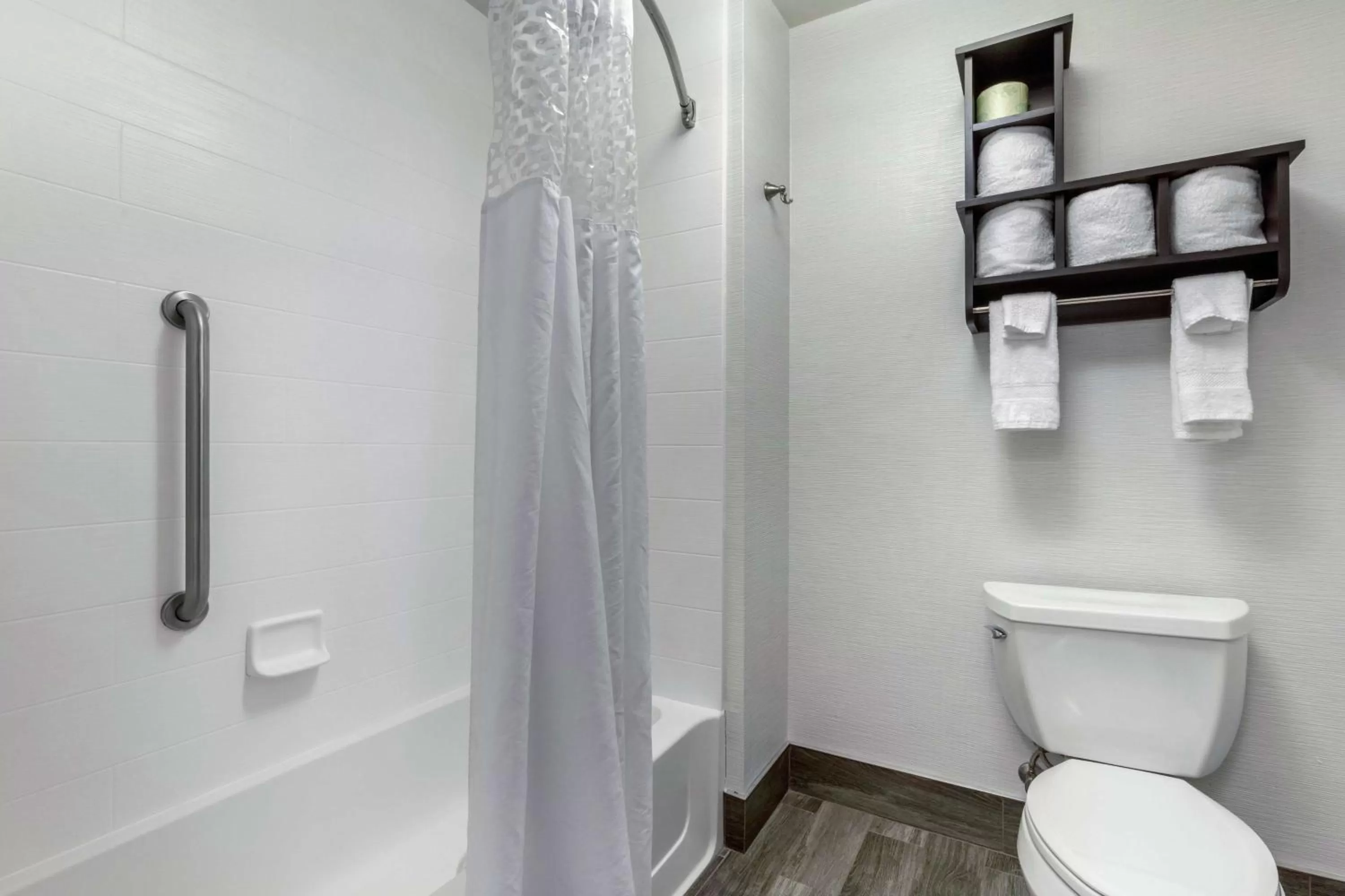 Bathroom in Hampton Inn and Suites Columbus, MS