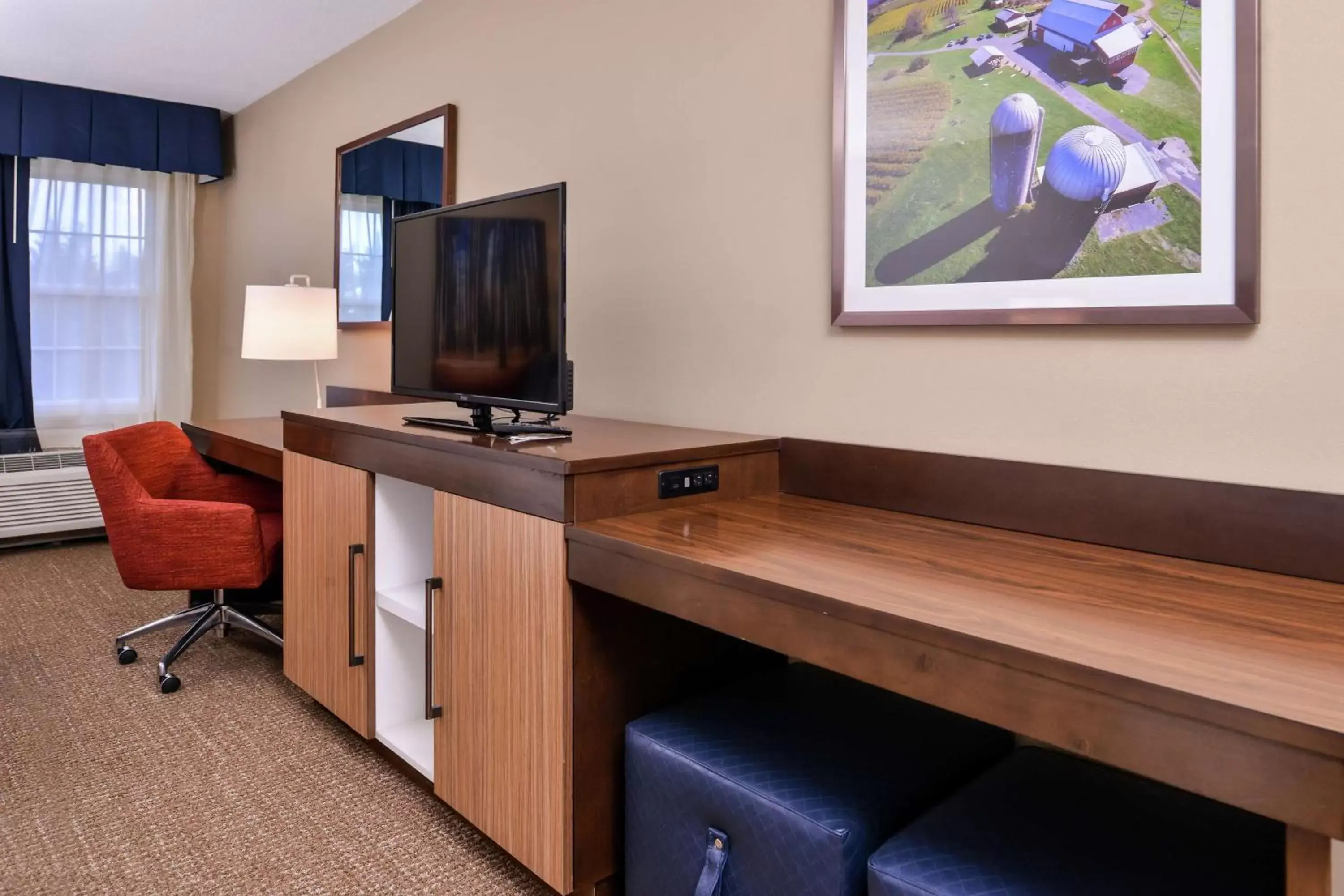 Bedroom, TV/Entertainment Center in Hampton Inn Lexington Historic Area