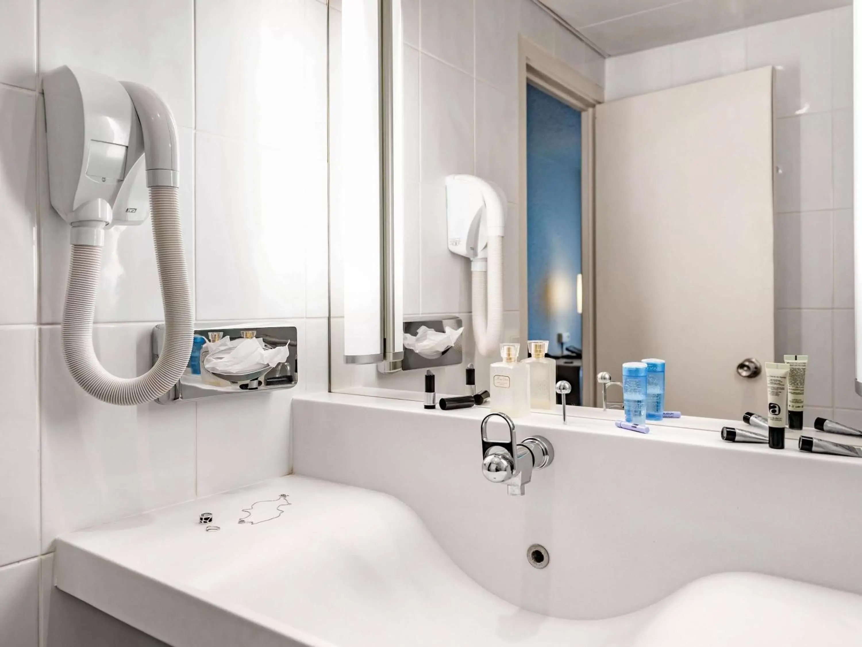 Photo of the whole room, Bathroom in Hôtel Novotel Valenciennes