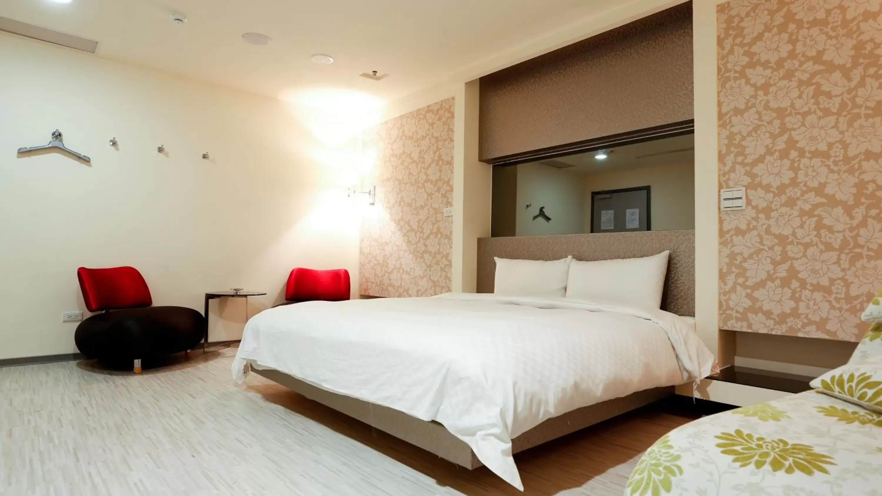 Photo of the whole room, Bed in Walker Hotel - Zhengyi