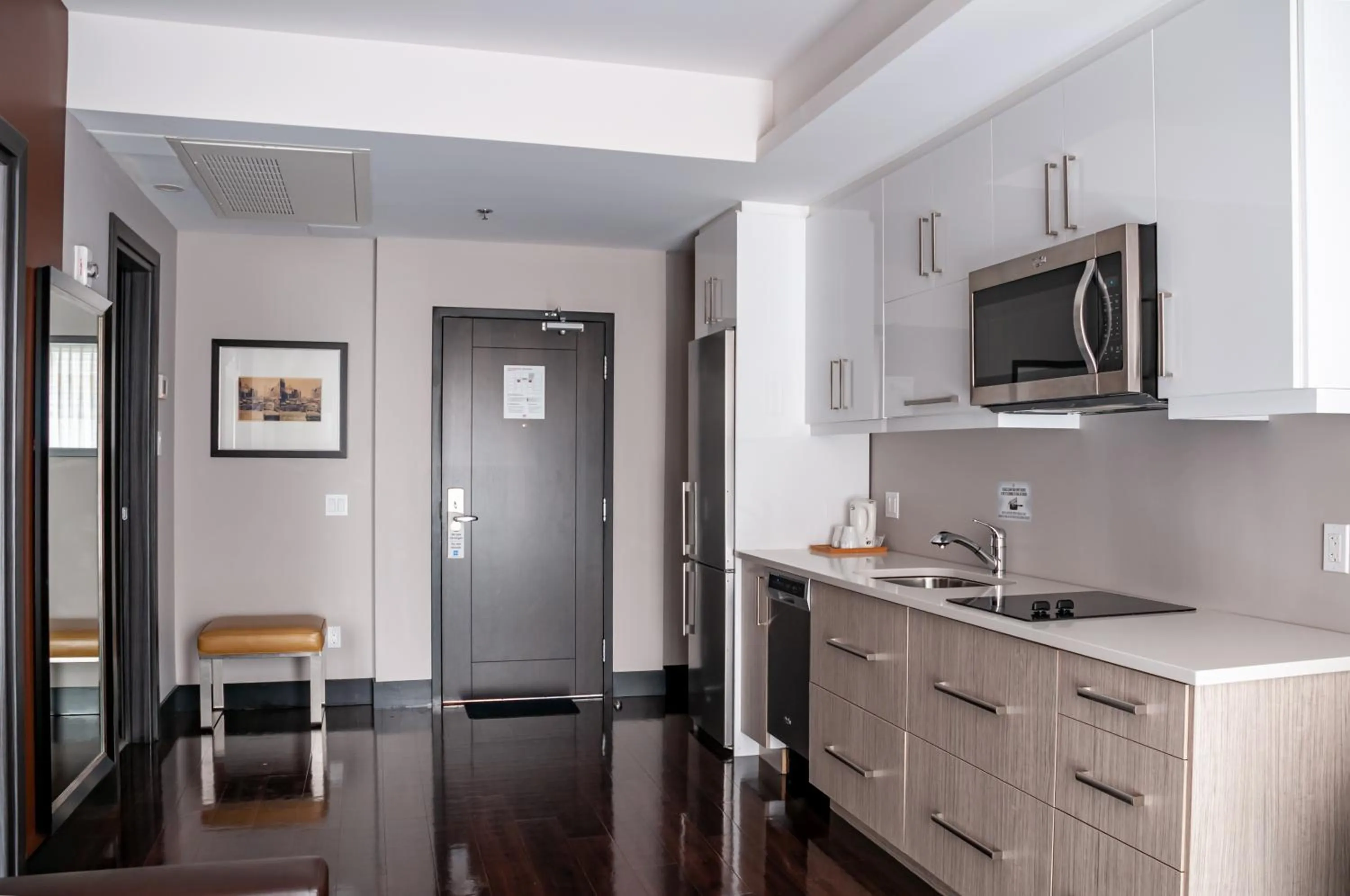 Kitchen or kitchenette in M Montreal Hostel