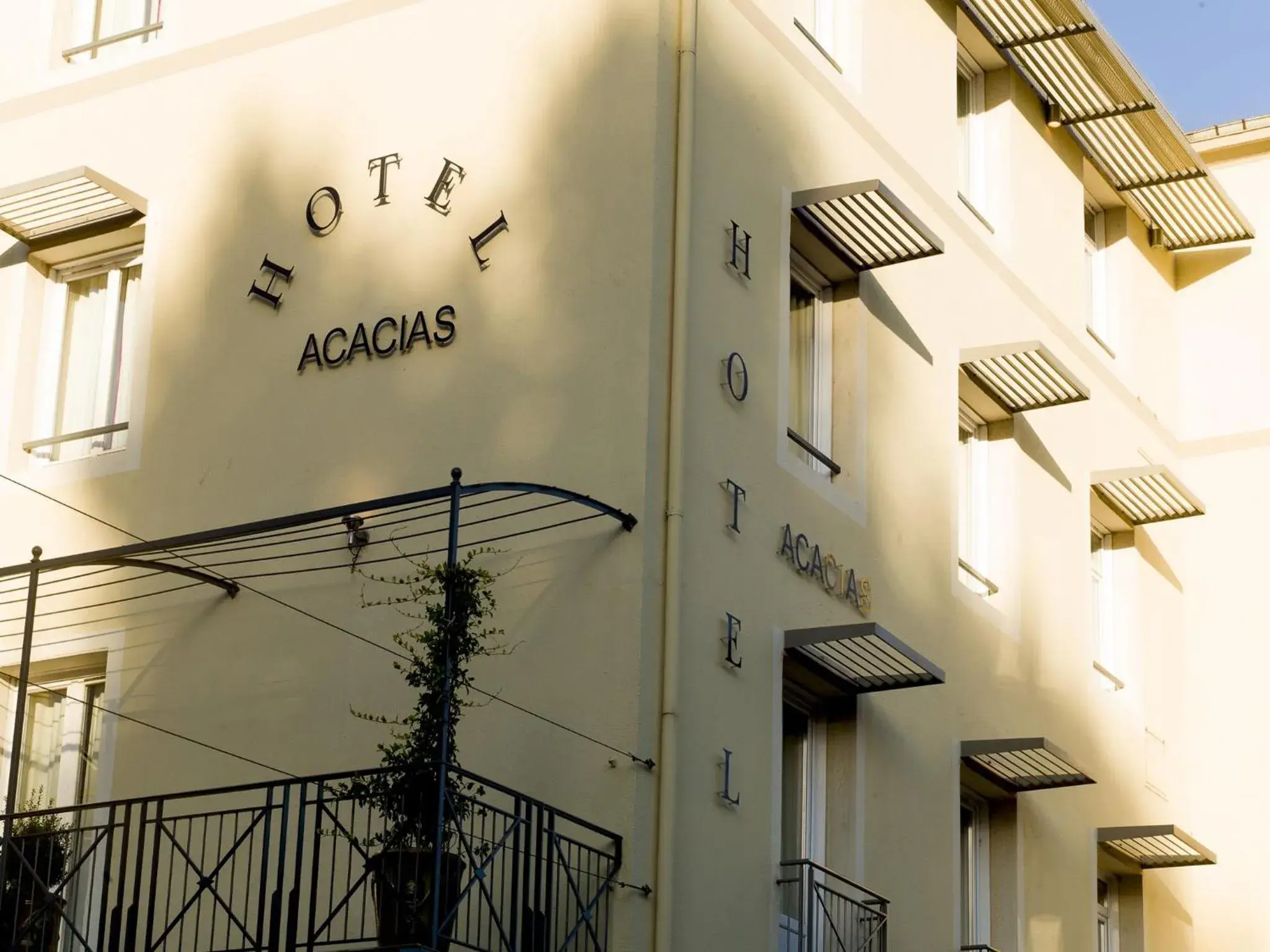Facade/entrance, Property Building in Brit Hotel Acacias