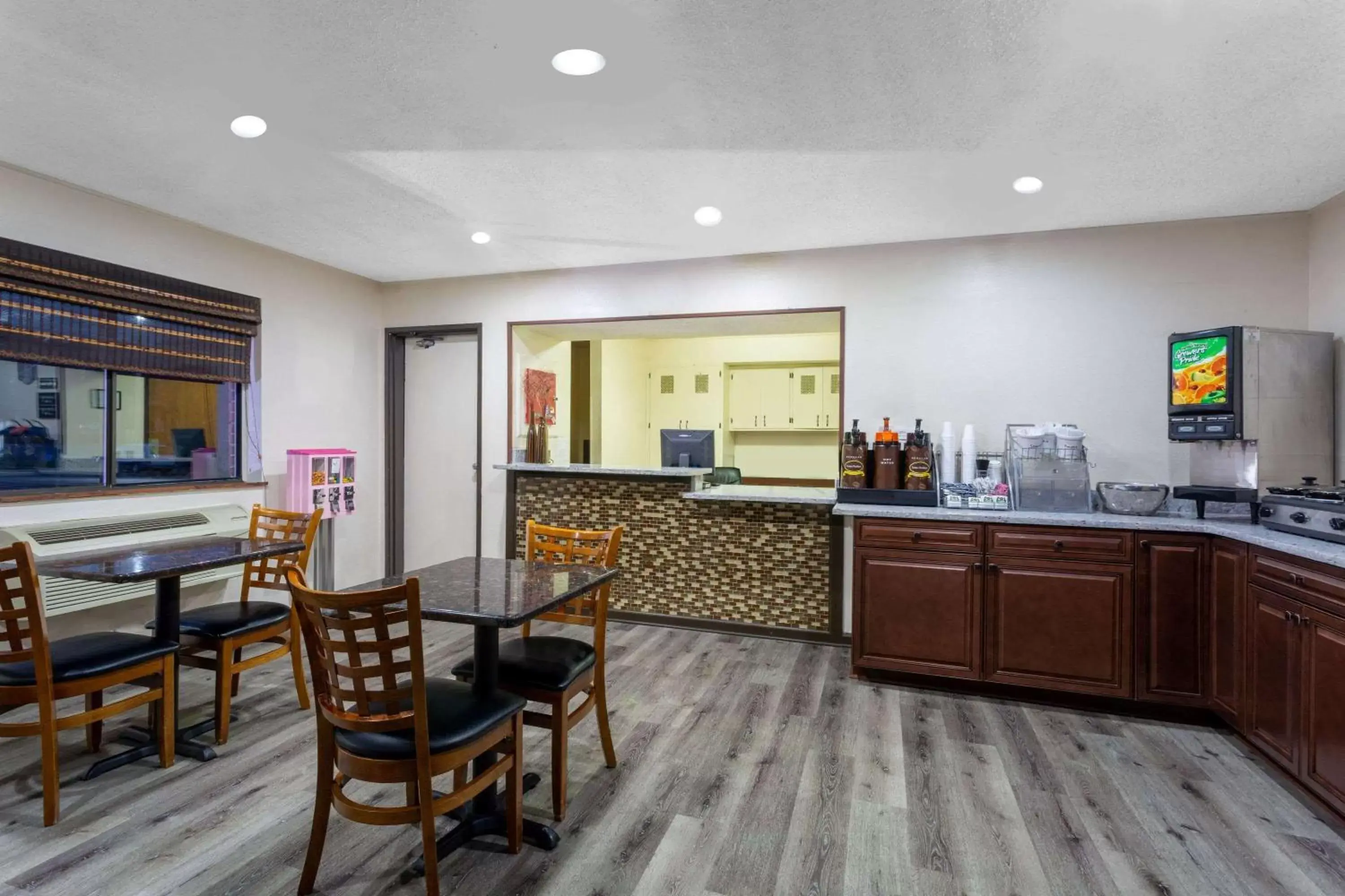Lobby or reception, Restaurant/Places to Eat in Super 8 by Wyndham Abingdon VA
