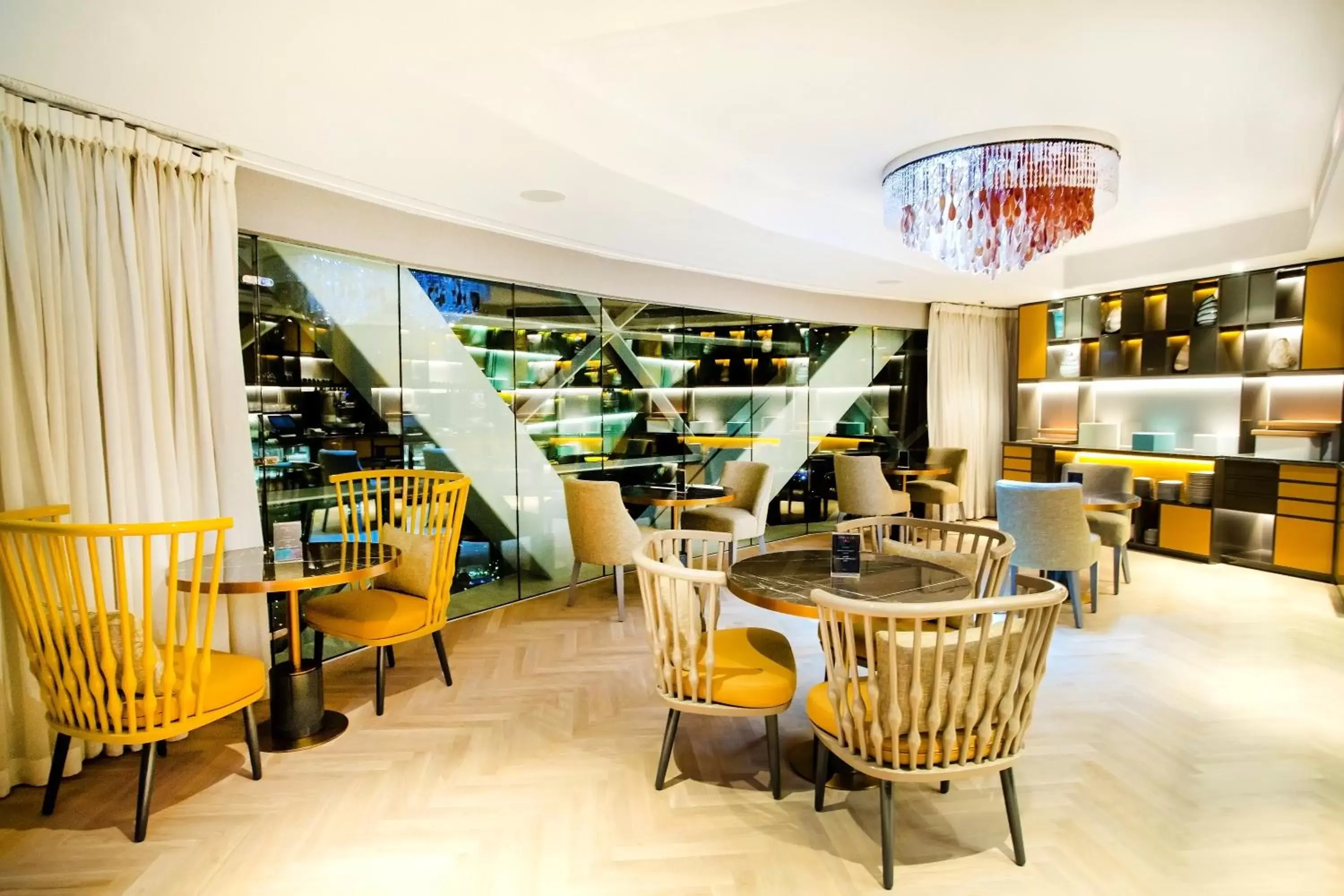 Restaurant/places to eat, Lounge/Bar in Andaz Capital Gate Abu Dhabi - a concept by Hyatt