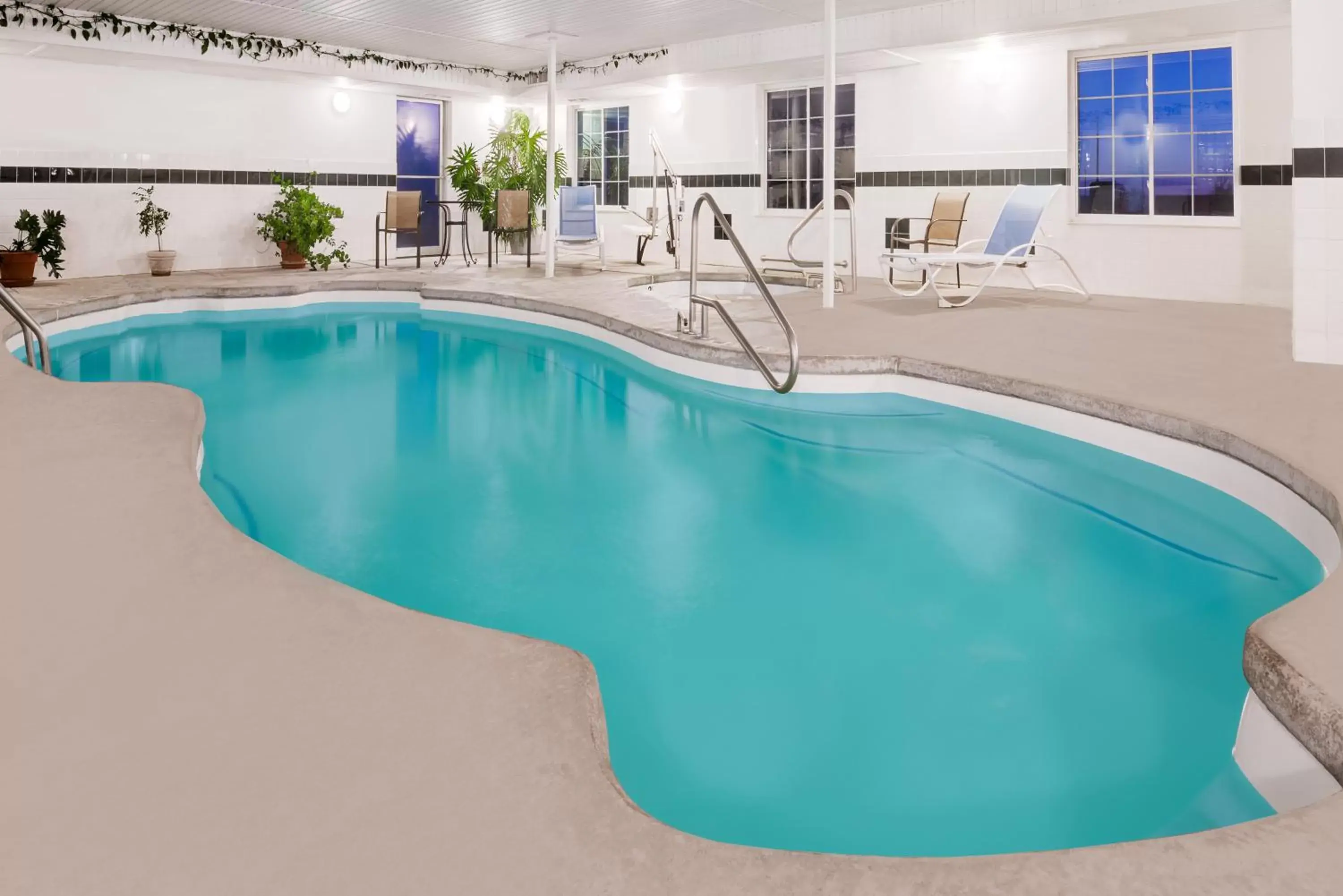Hot Tub, Swimming Pool in Quality Inn & Suites