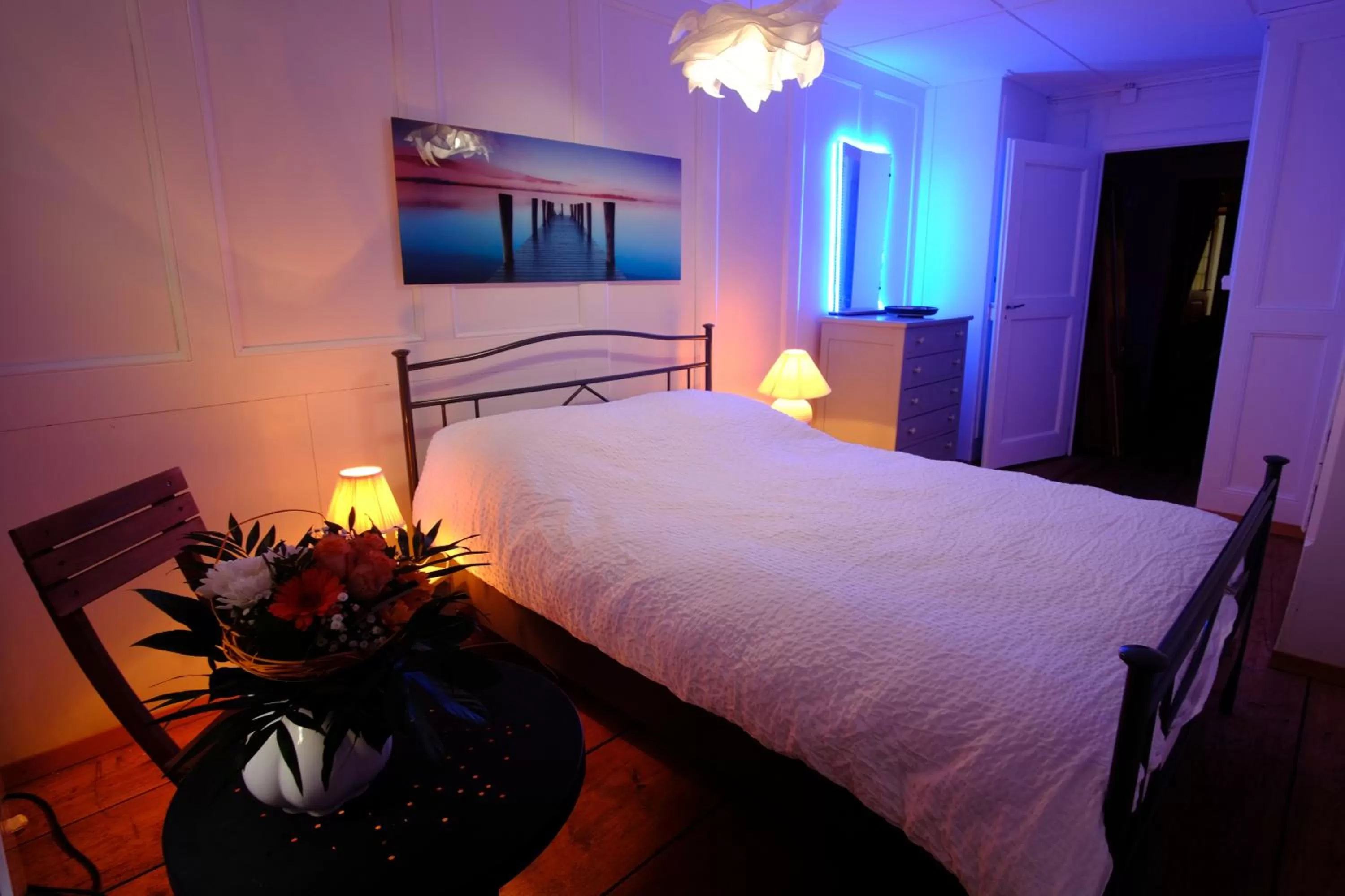 Photo of the whole room, Bed in Chez Muna & Lucien