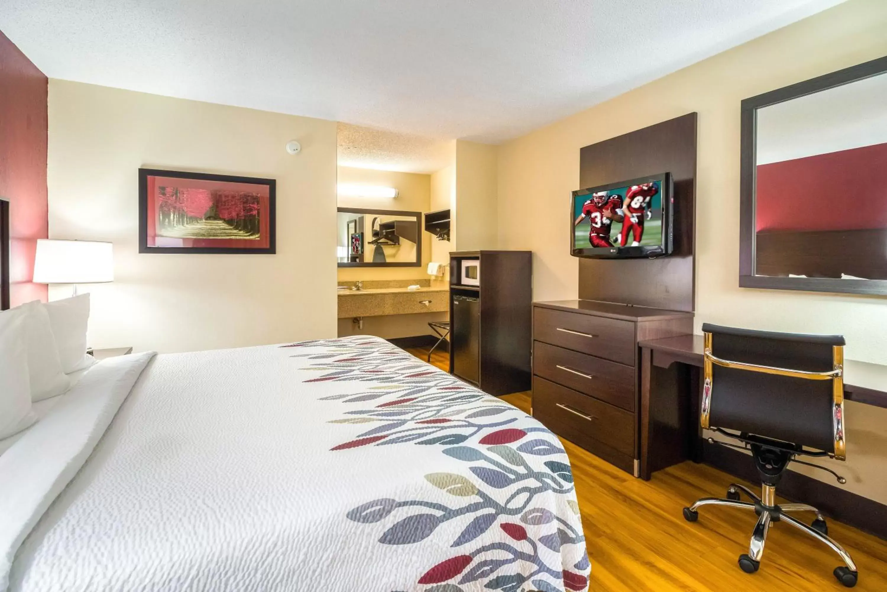 Photo of the whole room, Bed in Red Roof Inn Clarksville