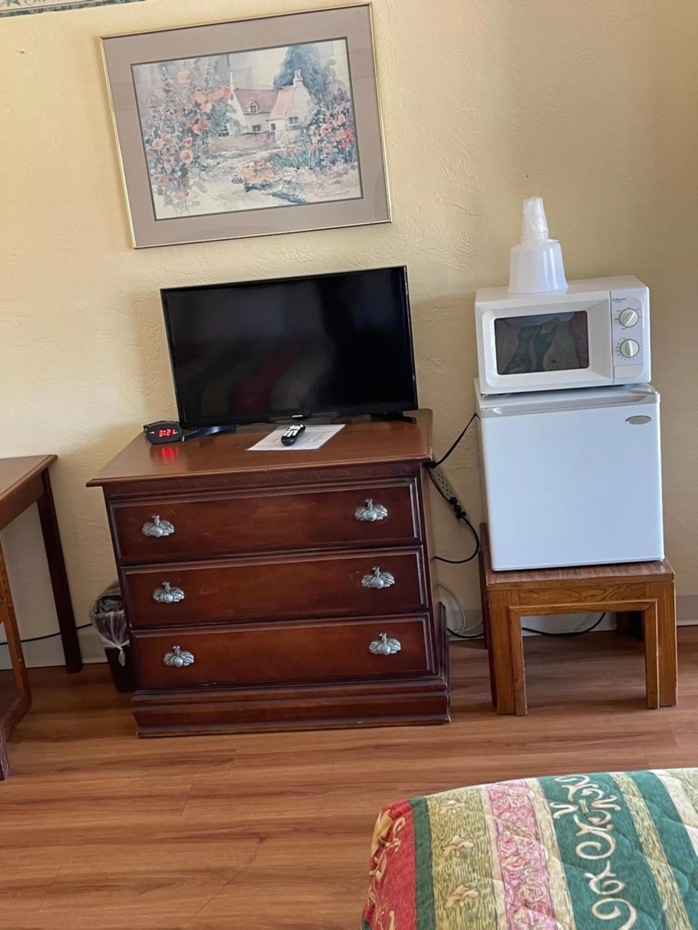 TV and multimedia in Villa West Motel