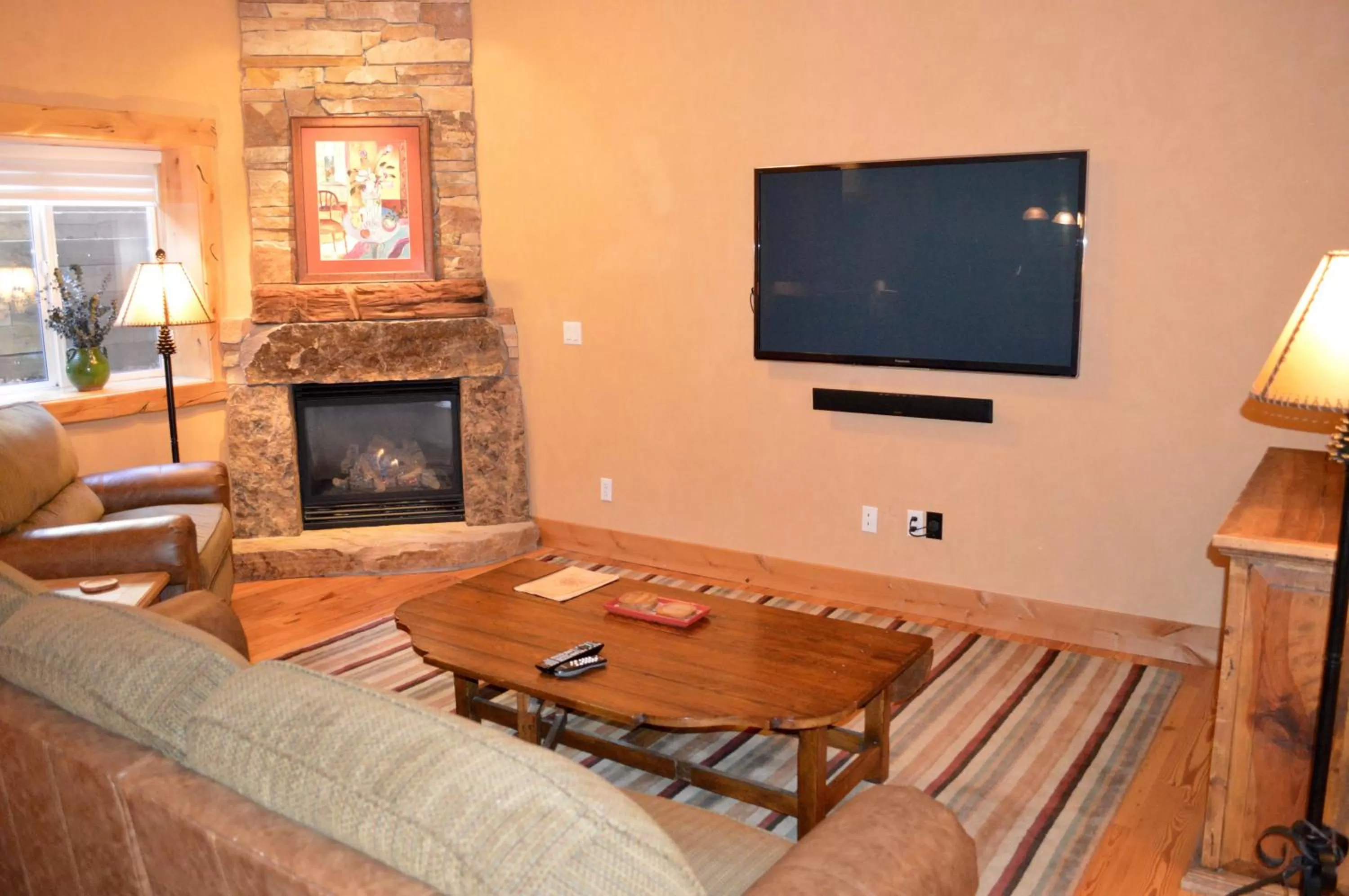 TV and multimedia, TV/Entertainment Center in Niwot Inn & Spa