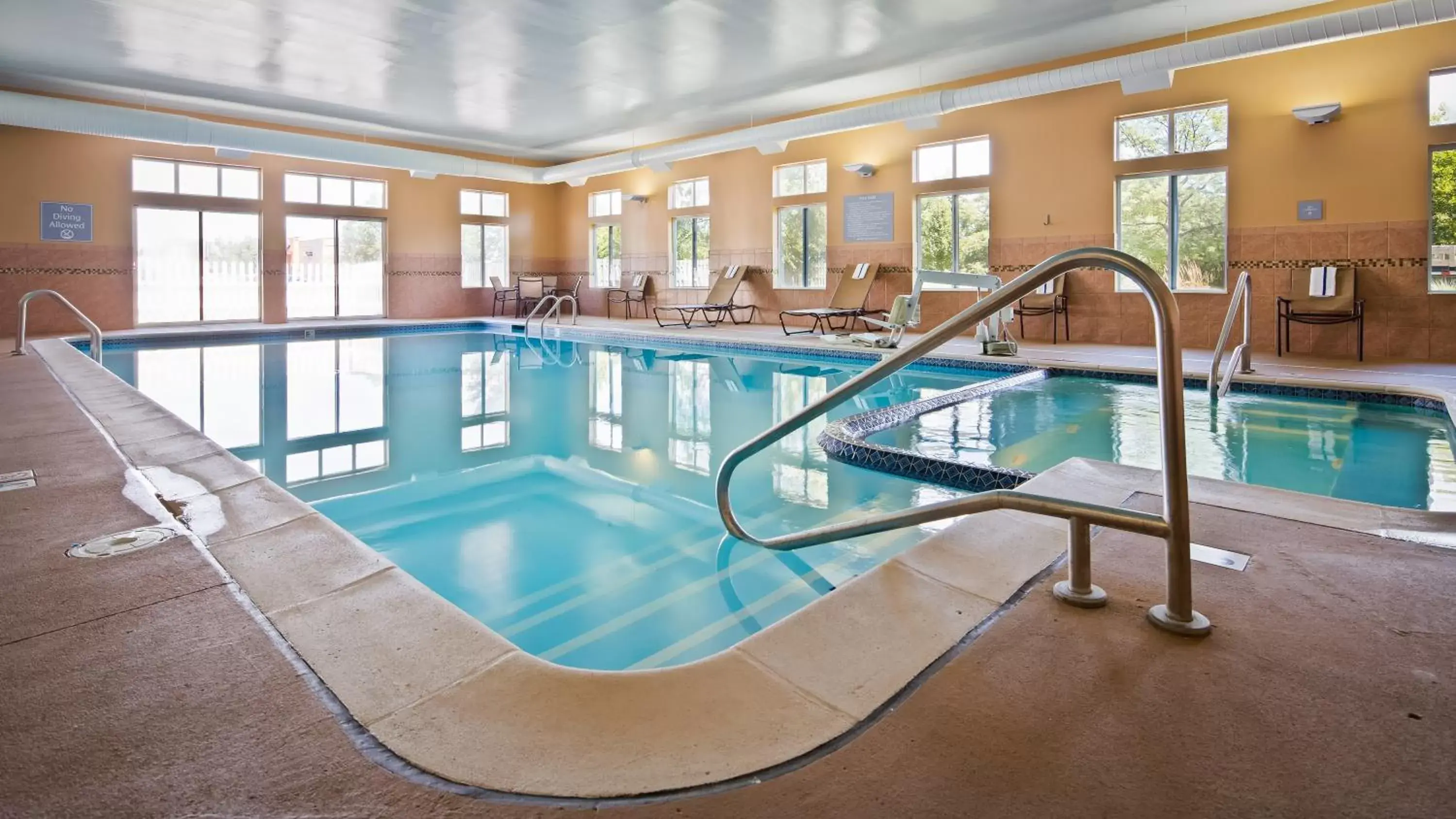 Hot Tub, Swimming Pool in Best Western Plus Coldwater Hotel